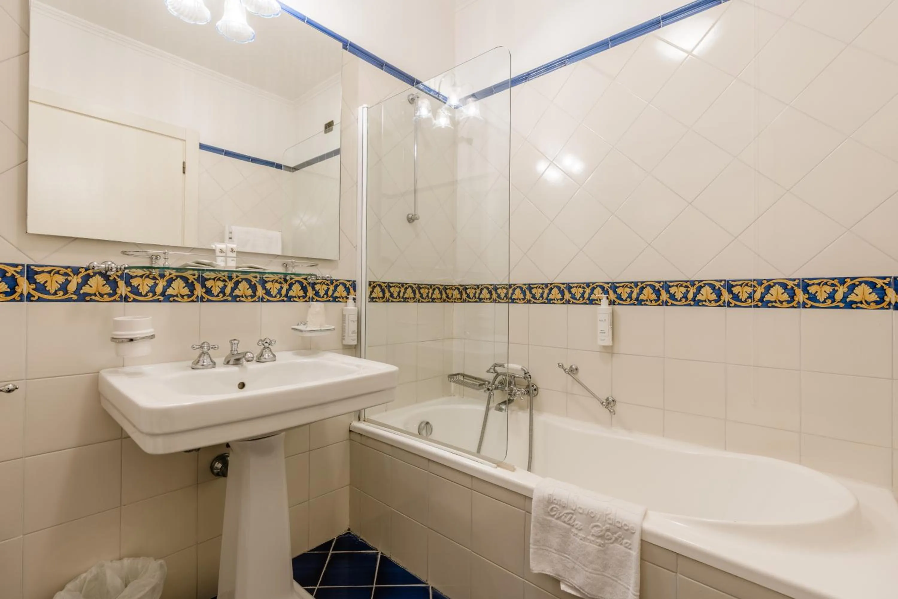 Bathroom in Hotel Savoy Palace