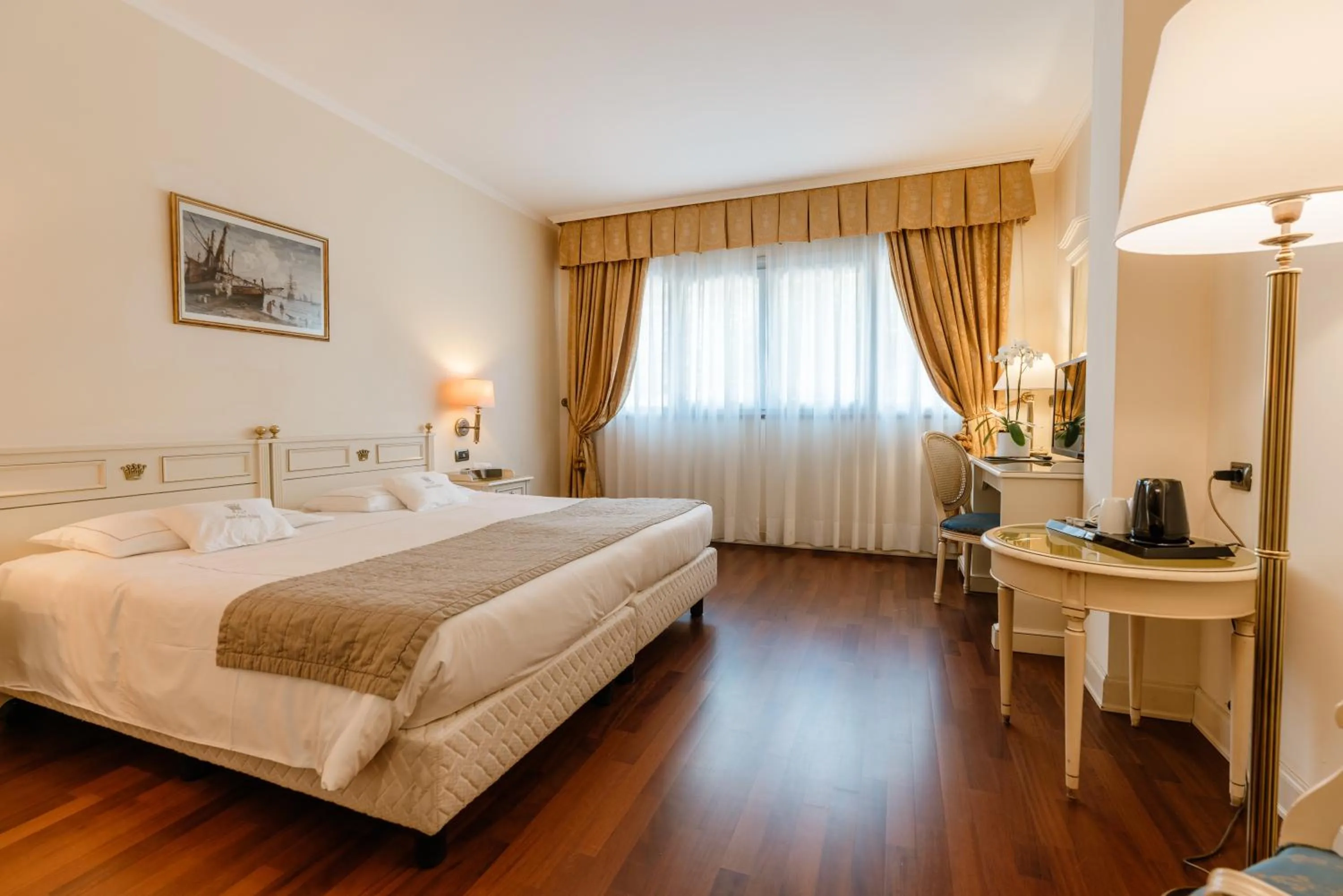 Bedroom, Bed in Hotel Savoy Palace