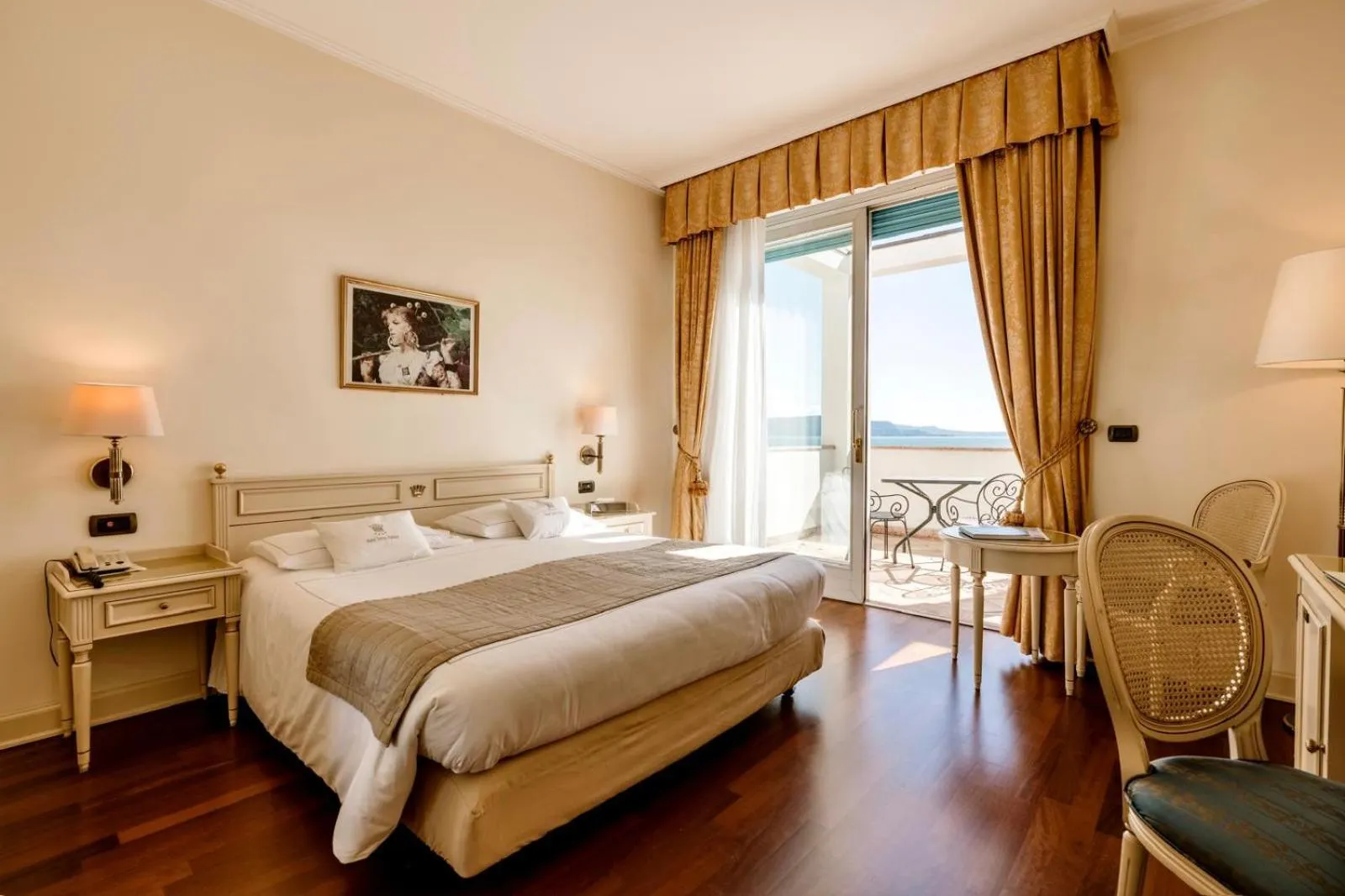 Bed in Hotel Savoy Palace