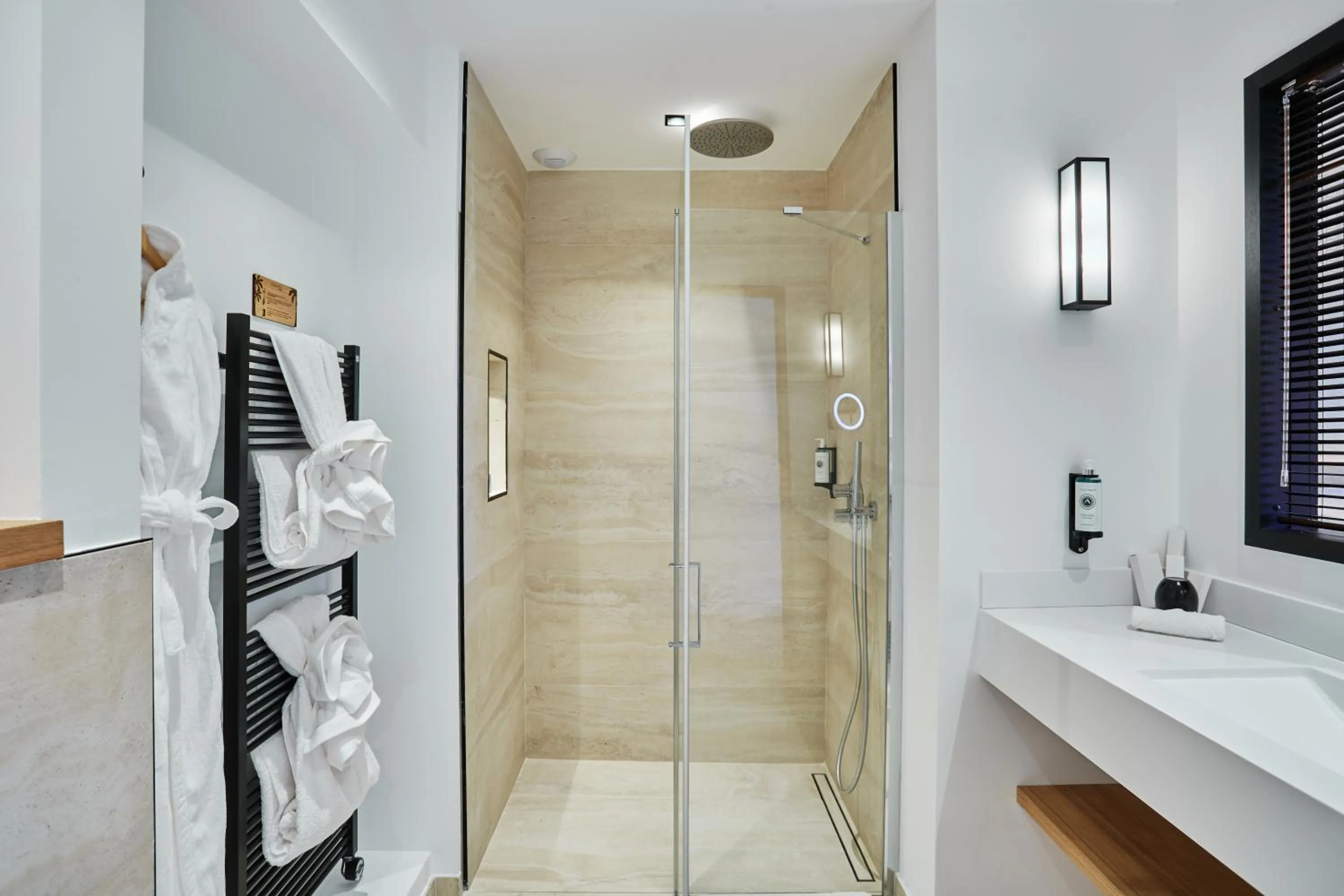 Bathroom in EDEN HÔTEL