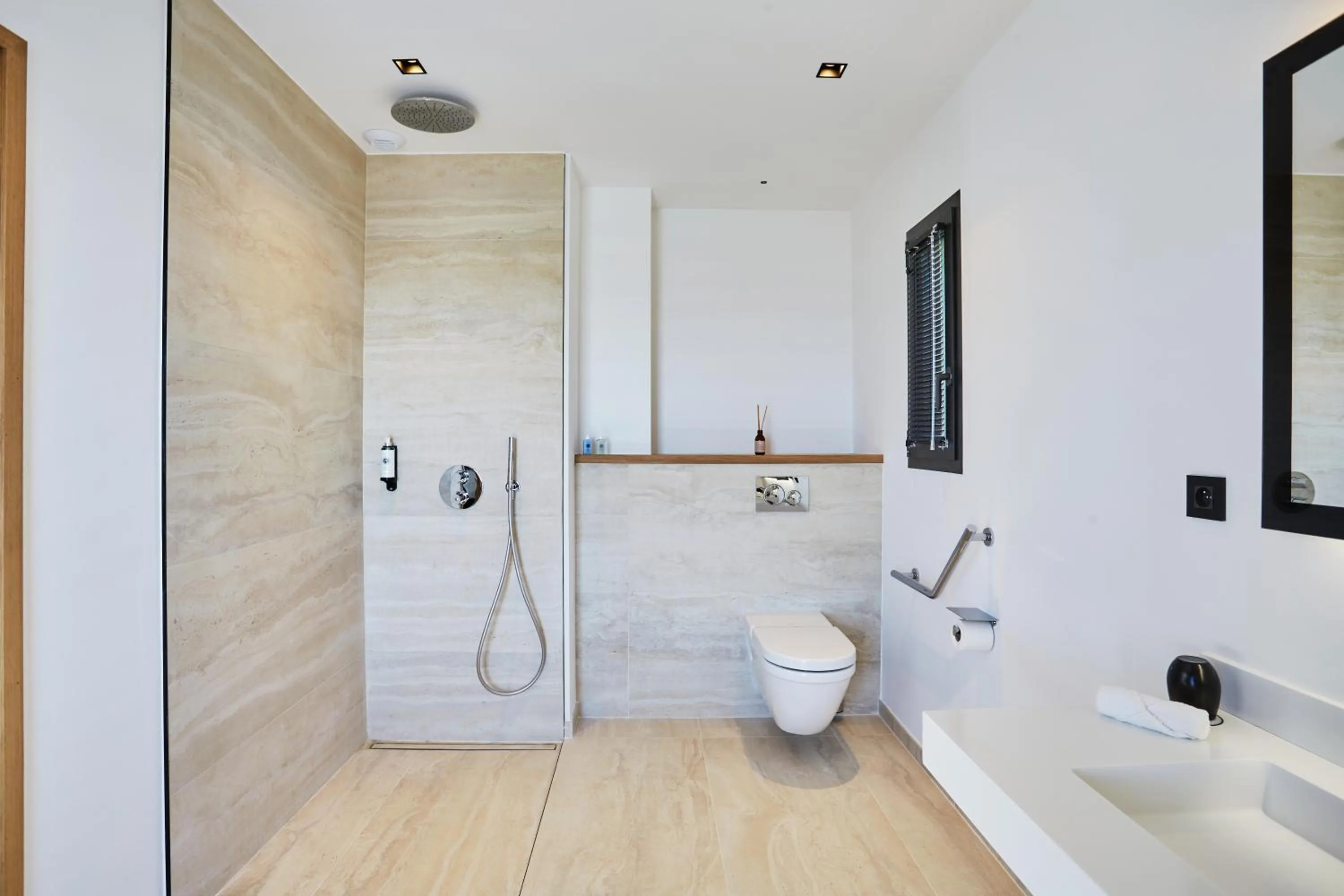 Toilet in EDEN HÔTEL