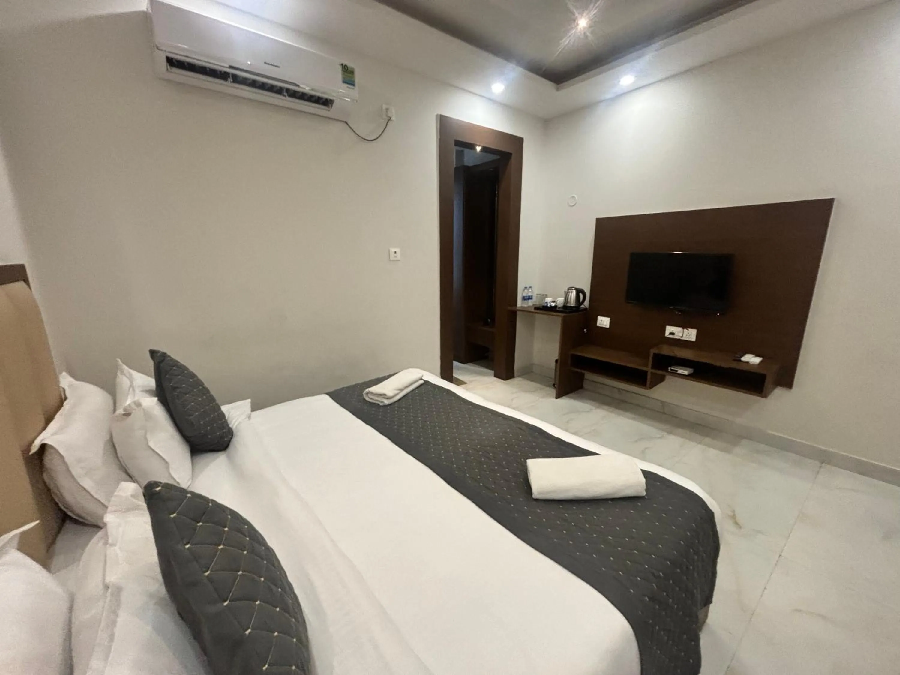 Photo of the whole room in ShriGo Hotel Haridwar