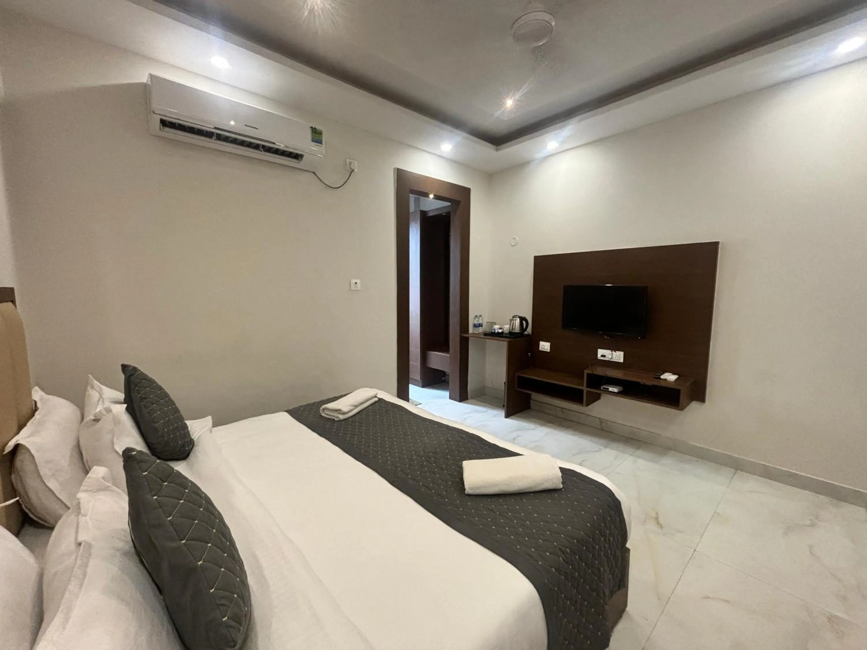 Bed in ShriGo Hotel Haridwar