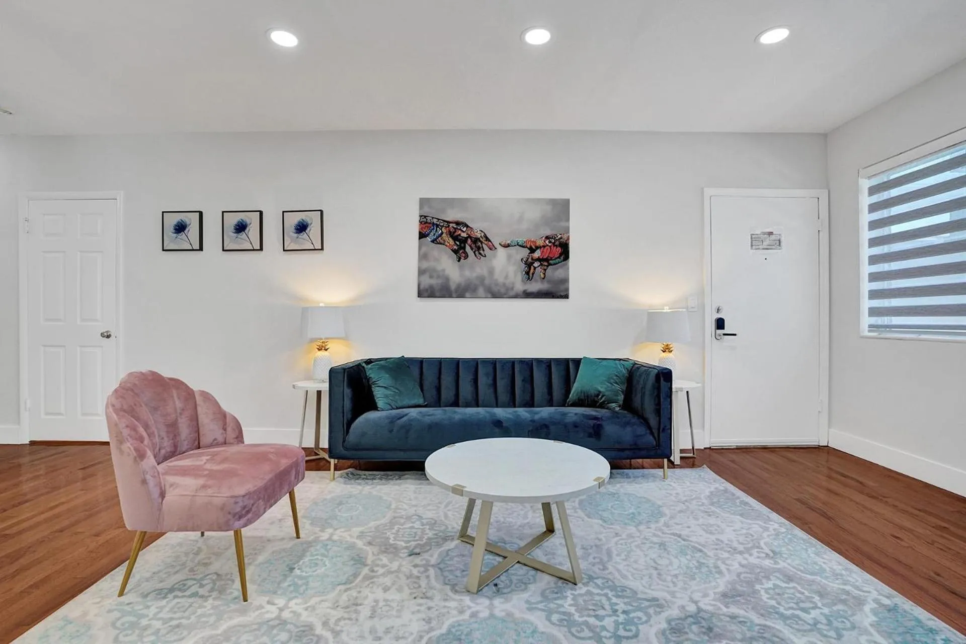 Living room in Bay Harbor Suites