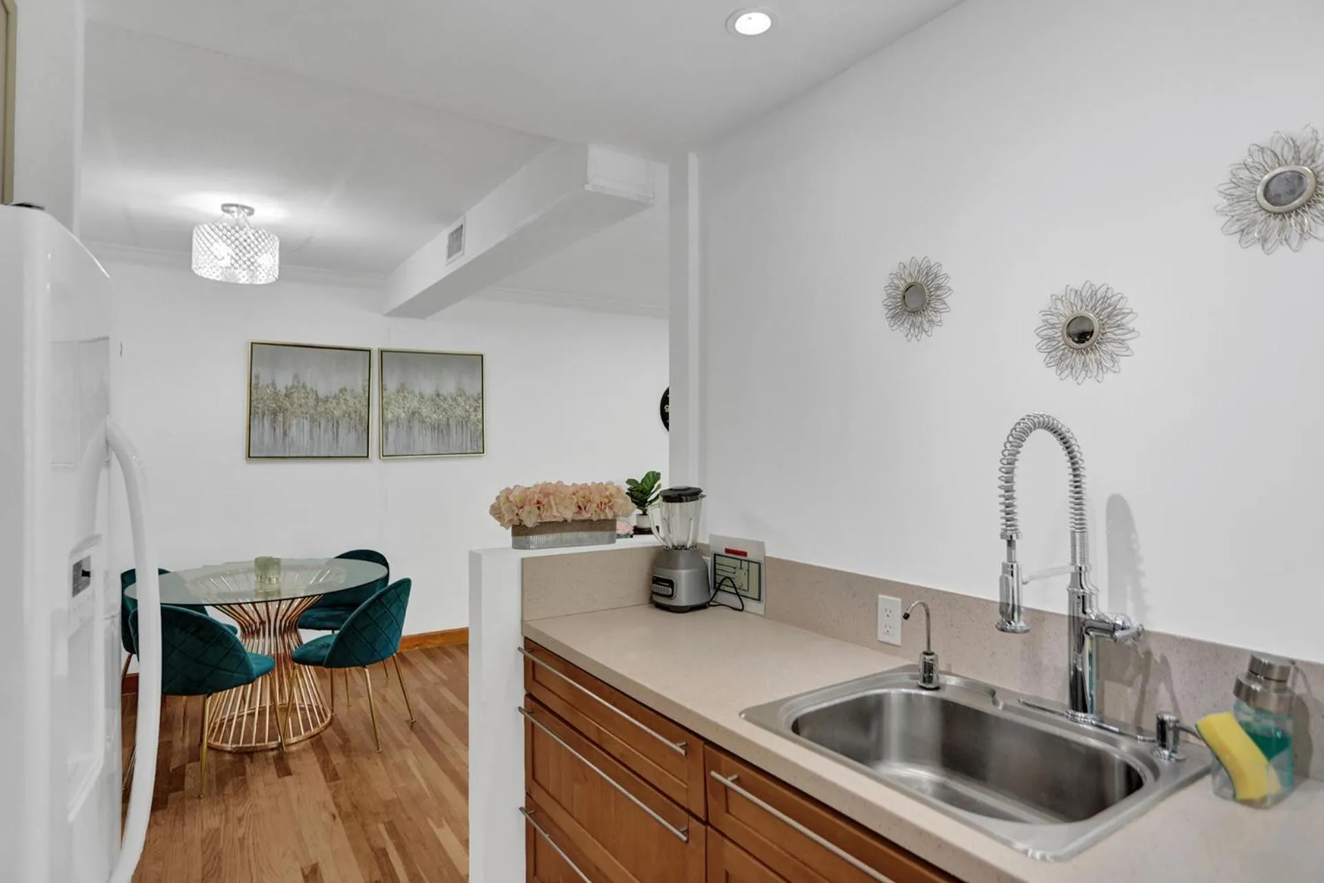 Kitchen or kitchenette in Bay Harbor Suites