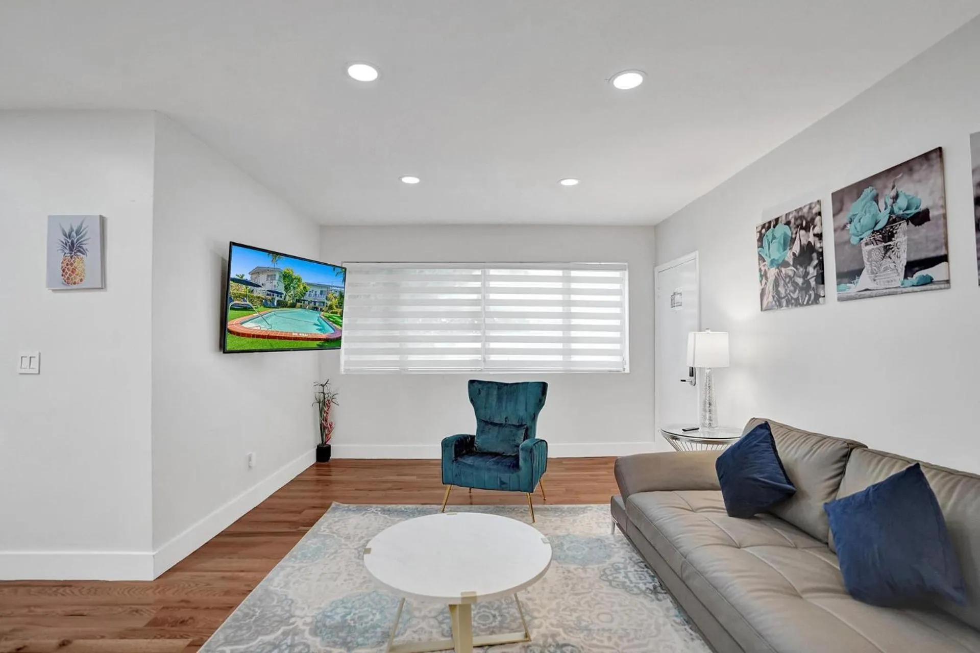 Living room in Bay Harbor Suites