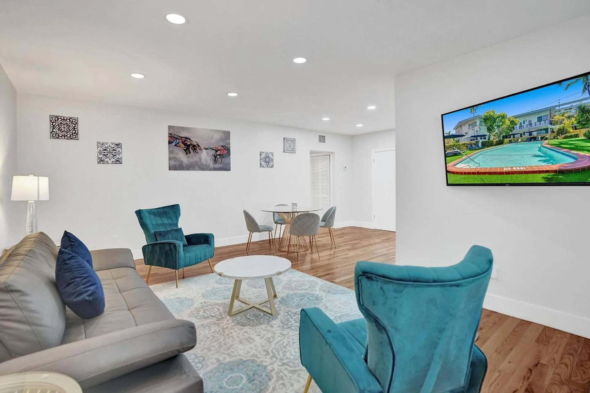 Living room in Bay Harbor Suites