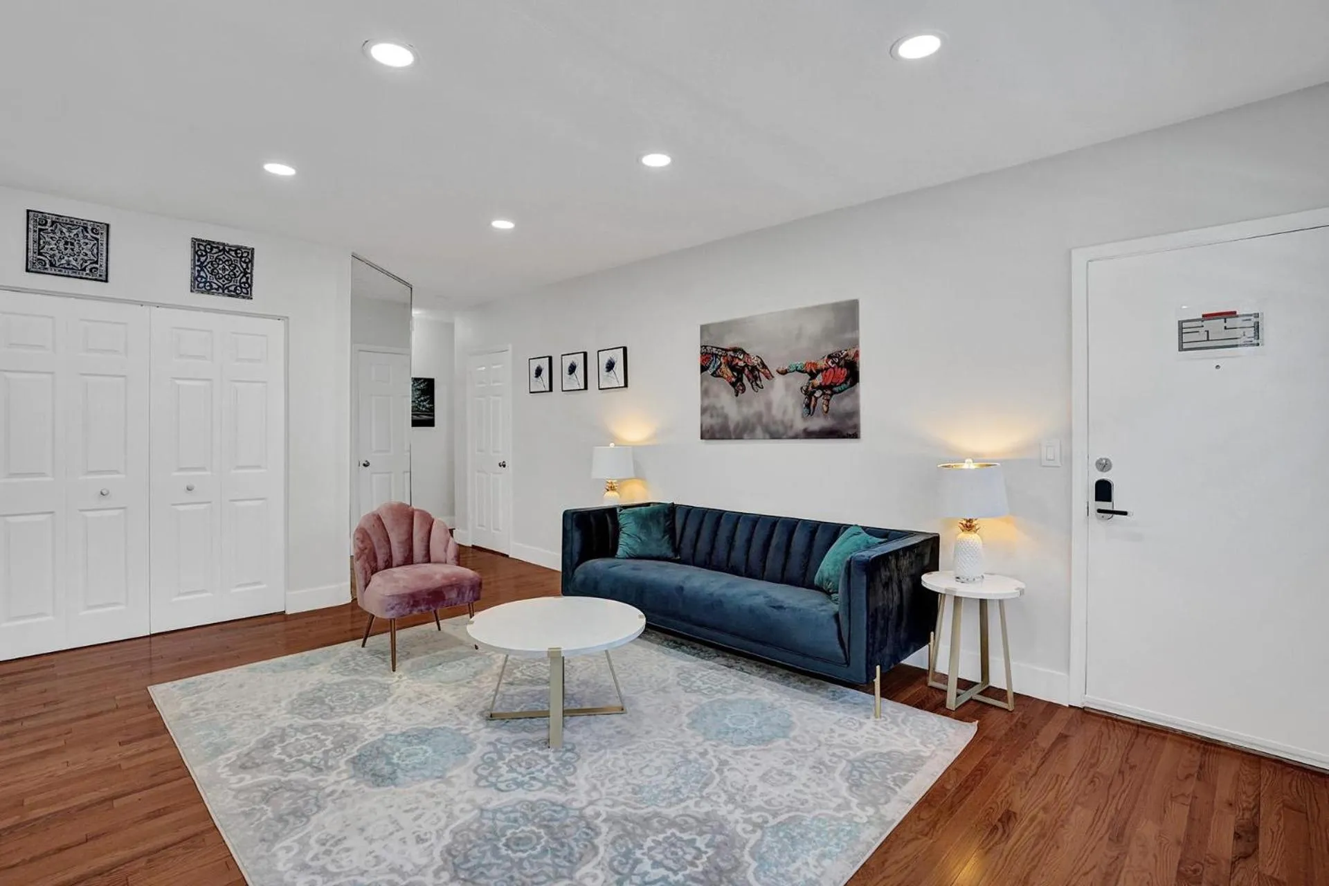 Living room in Bay Harbor Suites