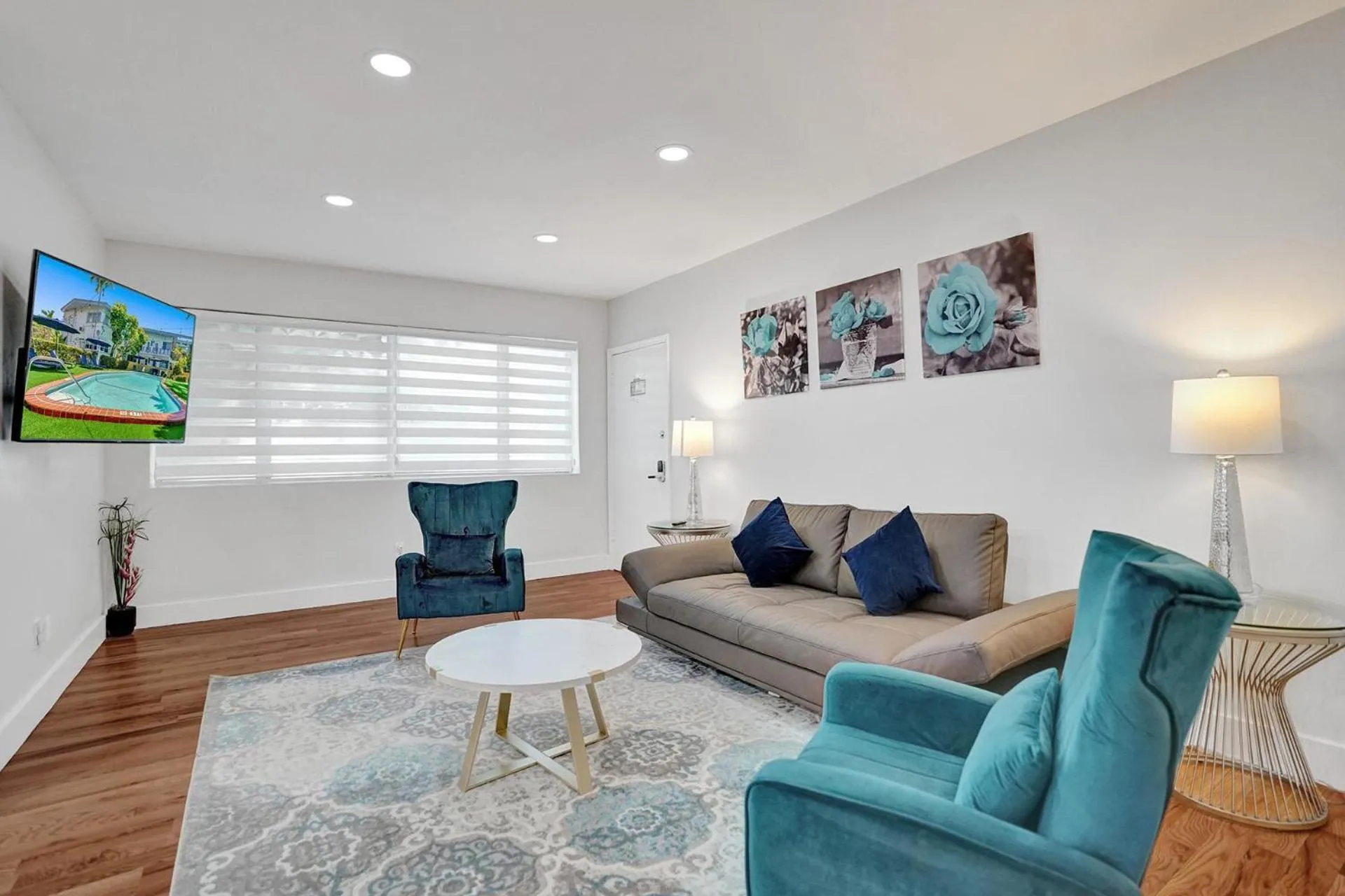 Living room in Bay Harbor Suites