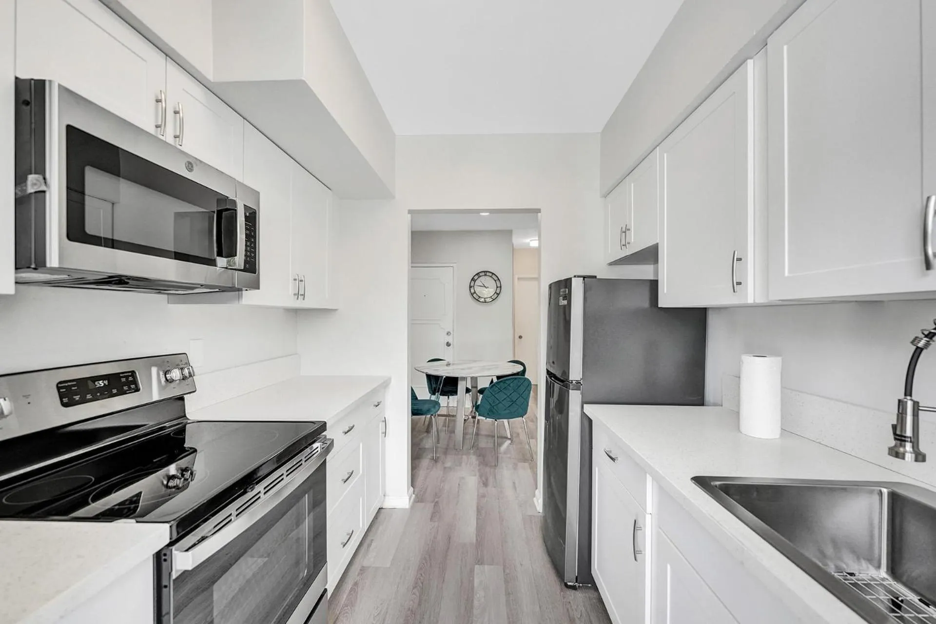 Kitchen or kitchenette in Bay Harbor Suites