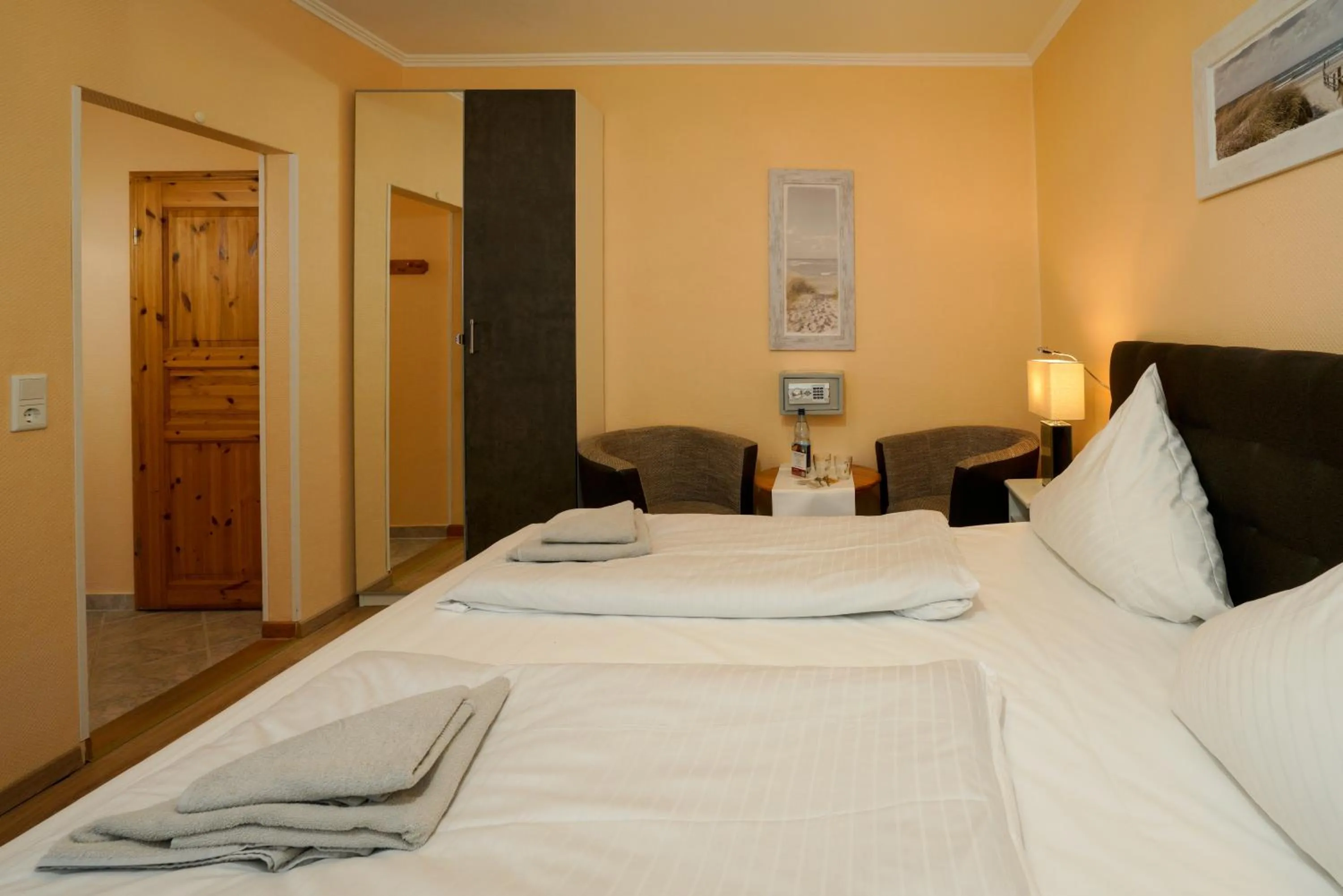 Photo of the whole room, Bed in Hotel Zur Mühle