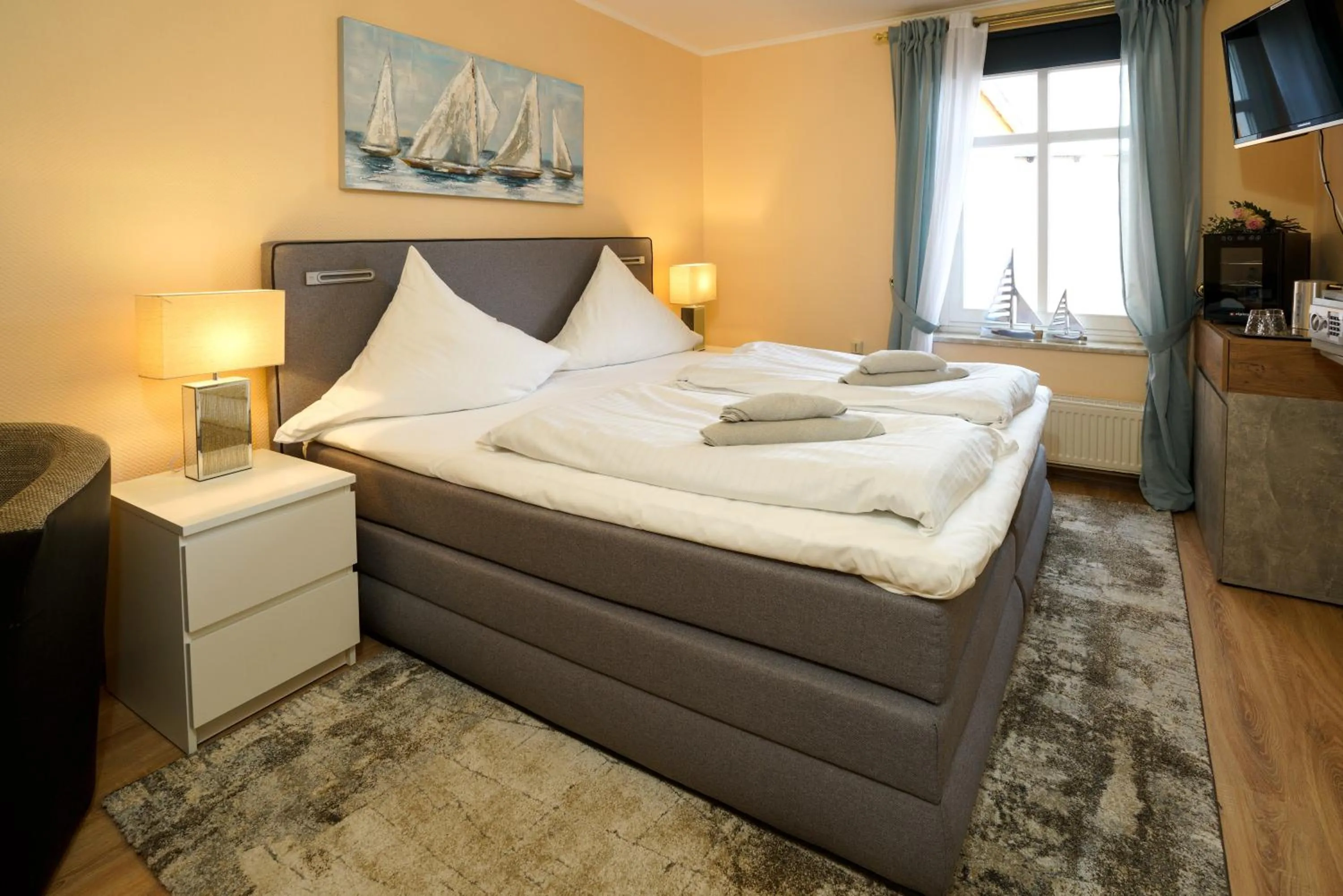 Photo of the whole room, Bed in Hotel Zur Mühle