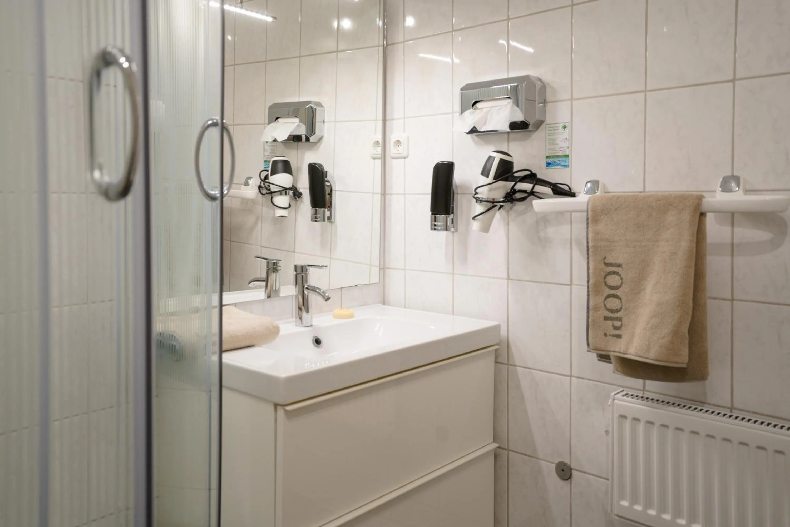 Shower in Hotel Zur Mühle