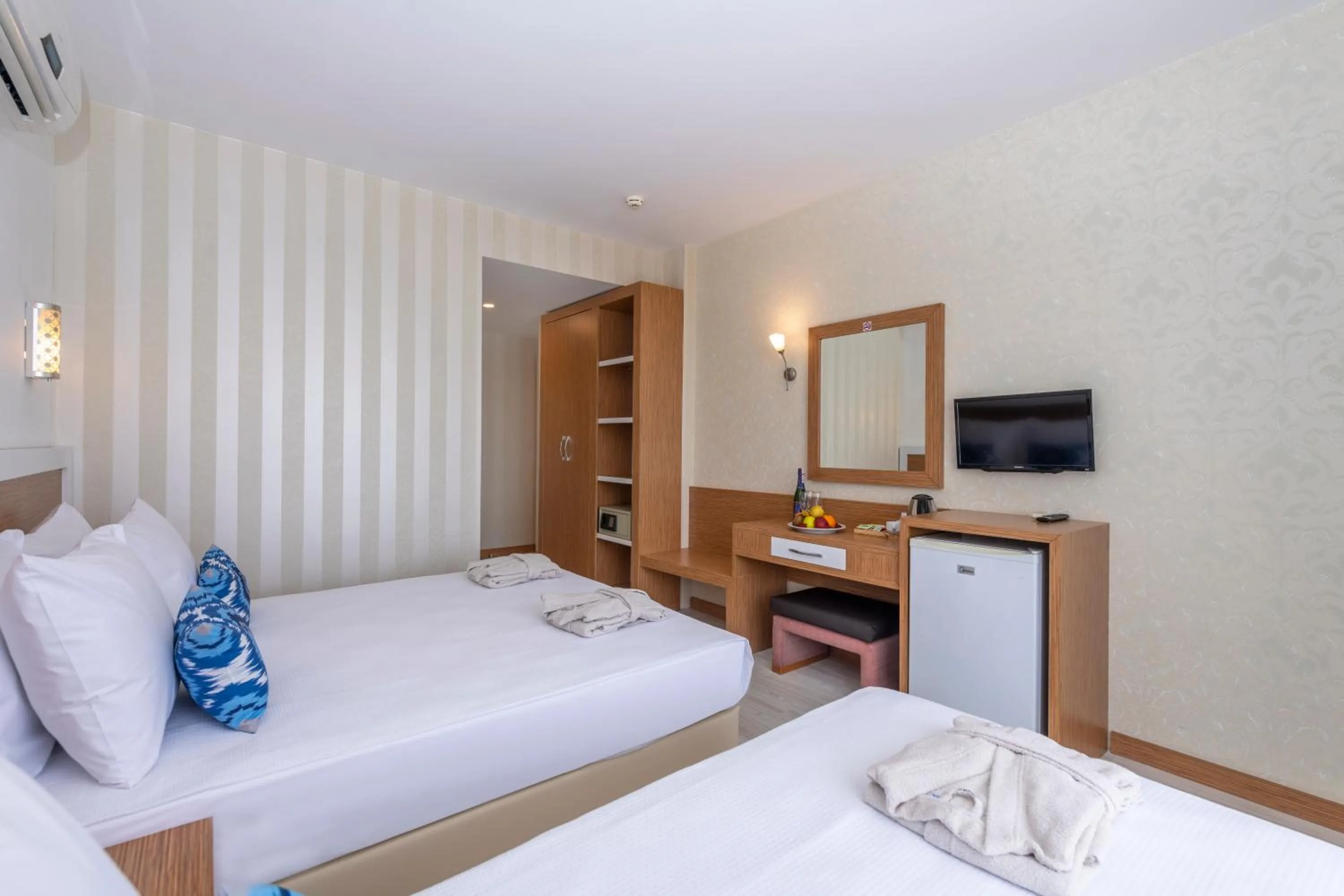 Shower, Bed in A Hotel Side