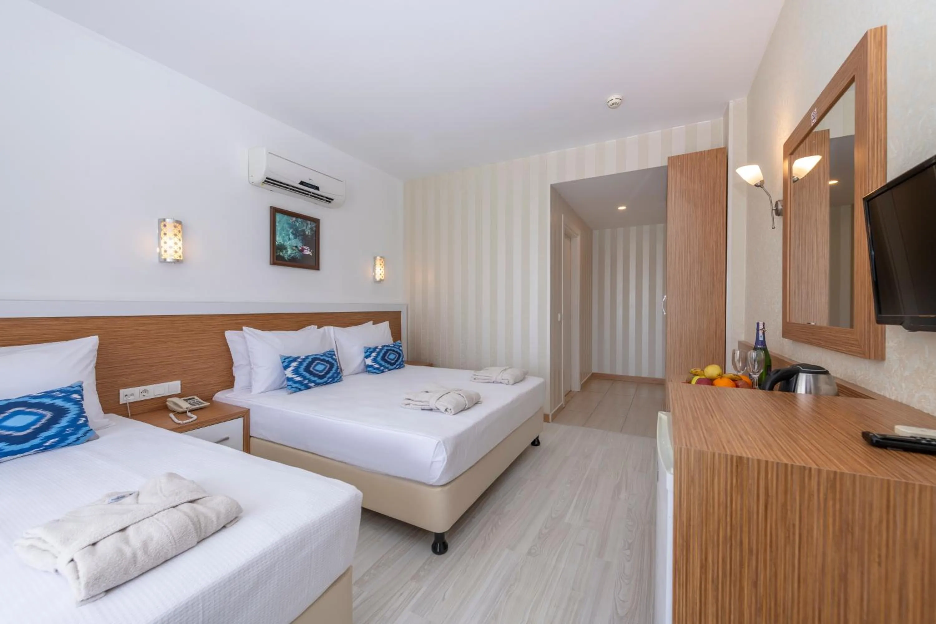 Coffee/tea facilities, Bed in A Hotel Side