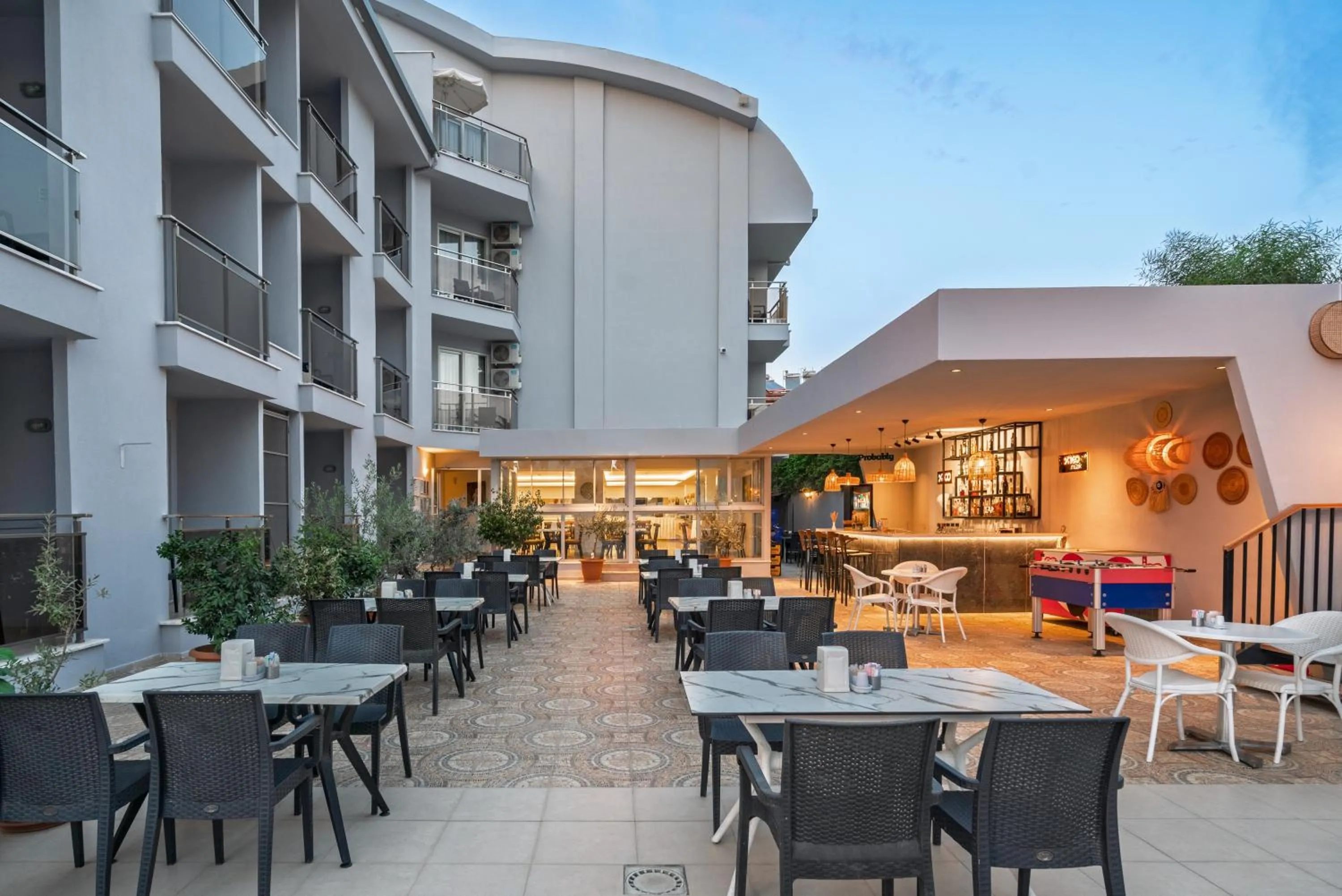 Restaurant/places to eat in A Hotel Side