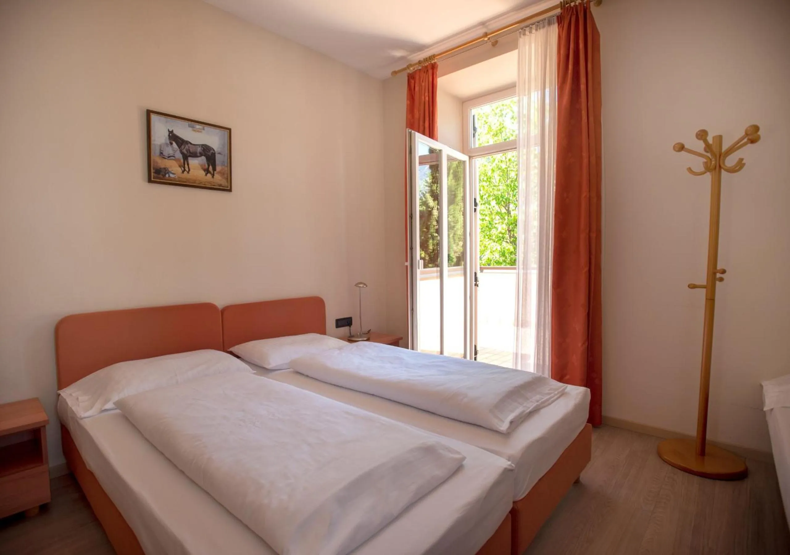 Bed in Albergo Cavallino s'Rössl