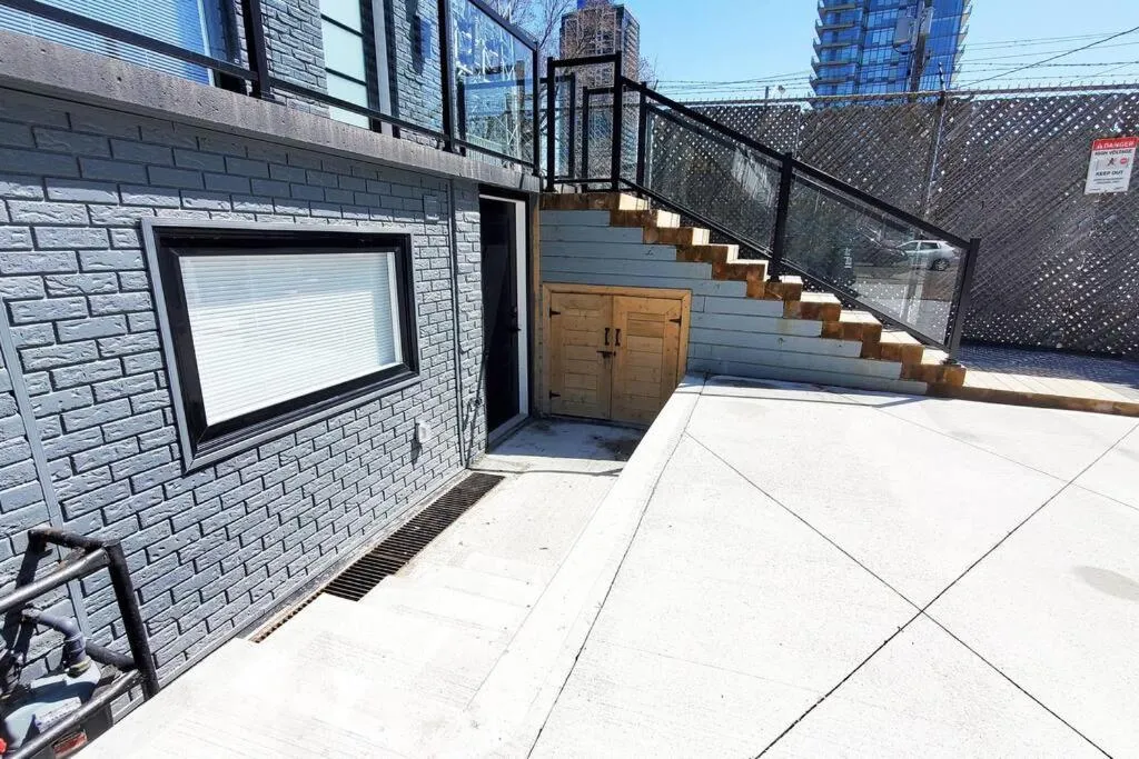 Renovated Guest Suite Near The Lake & High Park in Toronto!