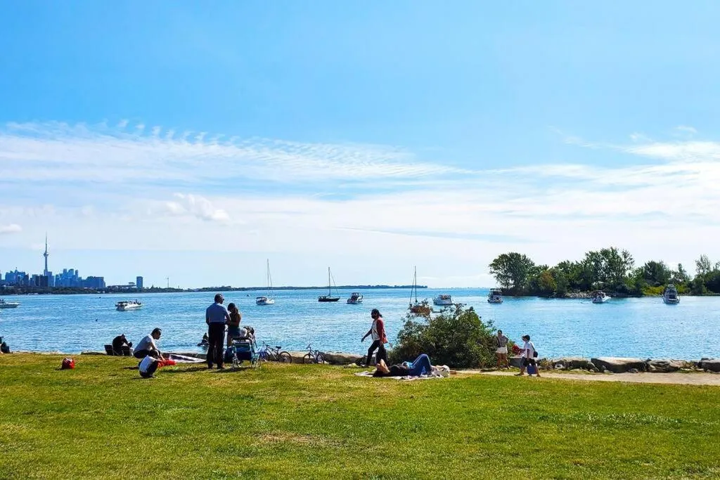 Renovated Guest Suite Near The Lake & High Park in Toronto!