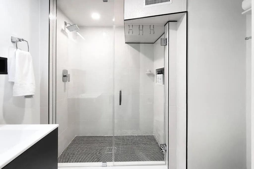 Renovated Guest Suite Near The Lake & High Park in Toronto!