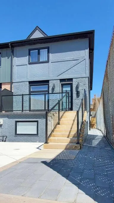 Renovated Guest Suite Near The Lake & High Park in Toronto!