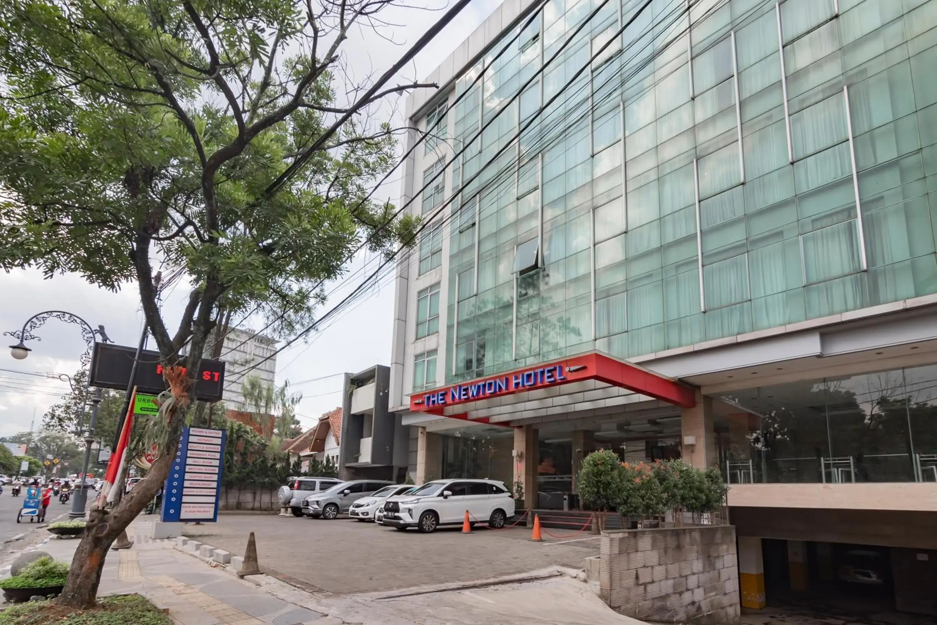 Property building in Urbanview Hotel Newton Riau Bandung by RedDoorz Property building in Urbanview Hotel Newton Riau Bandung by RedDoorz