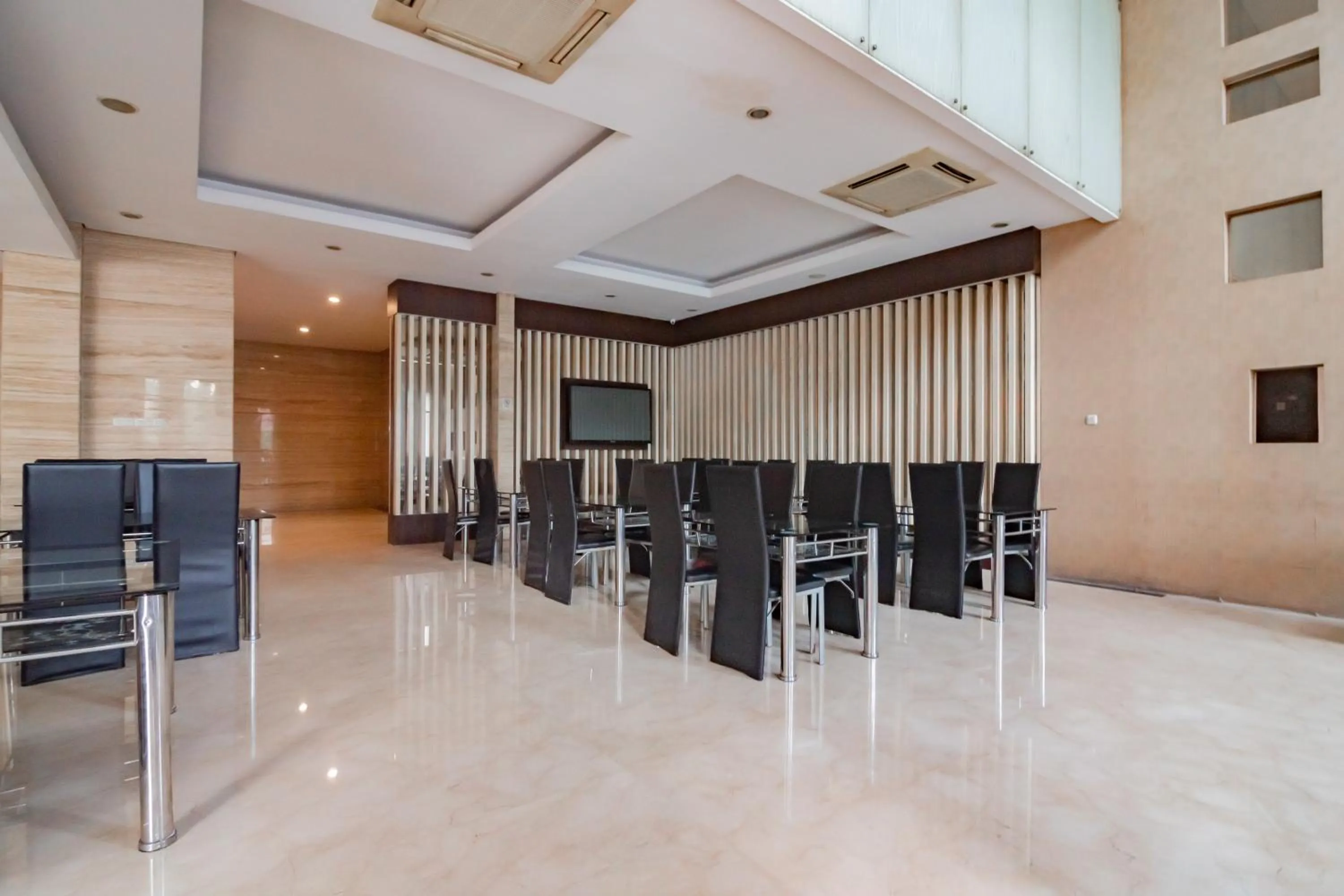 Lobby or reception in Urbanview Hotel Newton Riau Bandung by RedDoorz