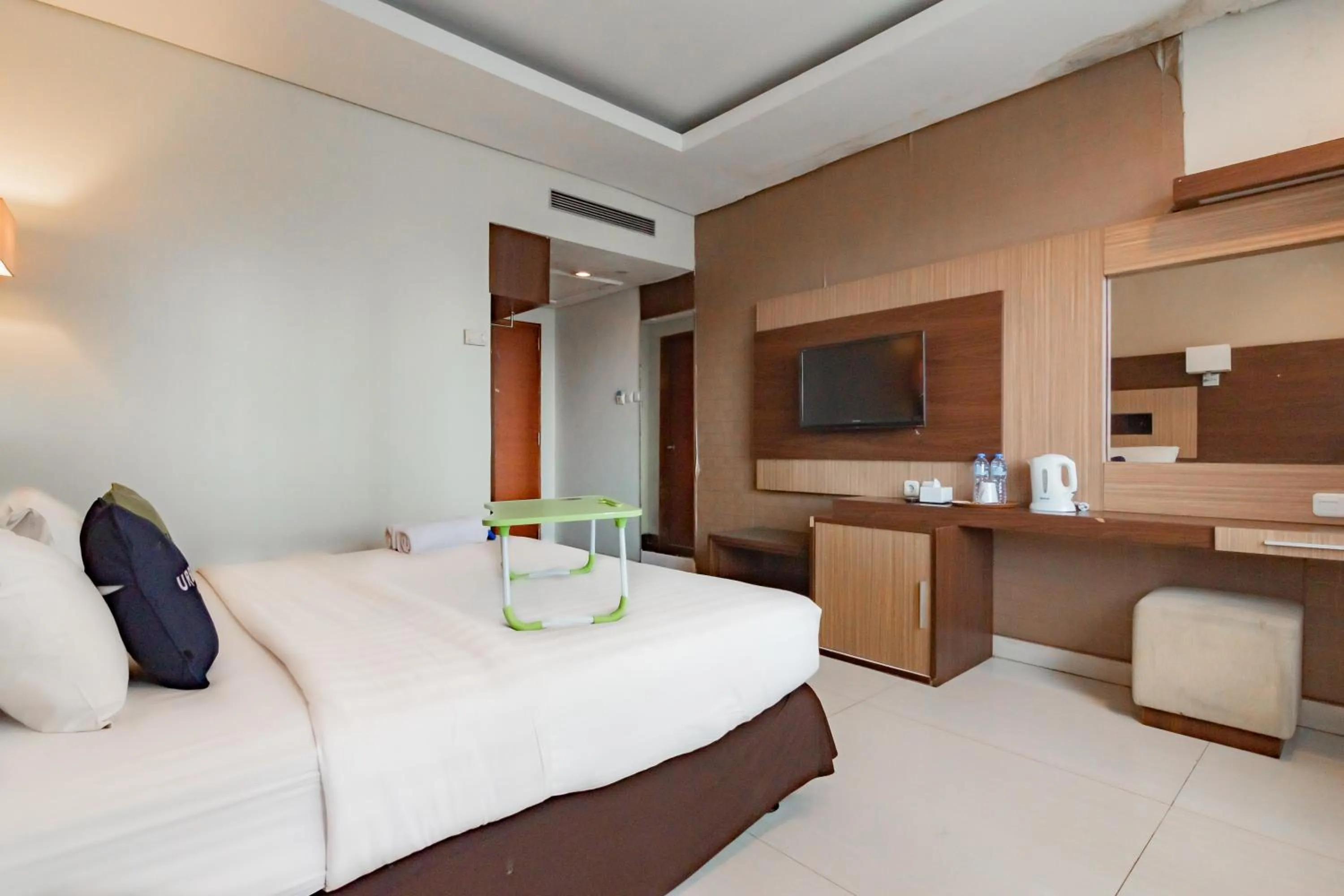 Bedroom, Bed in Urbanview Hotel Newton Riau Bandung by RedDoorz