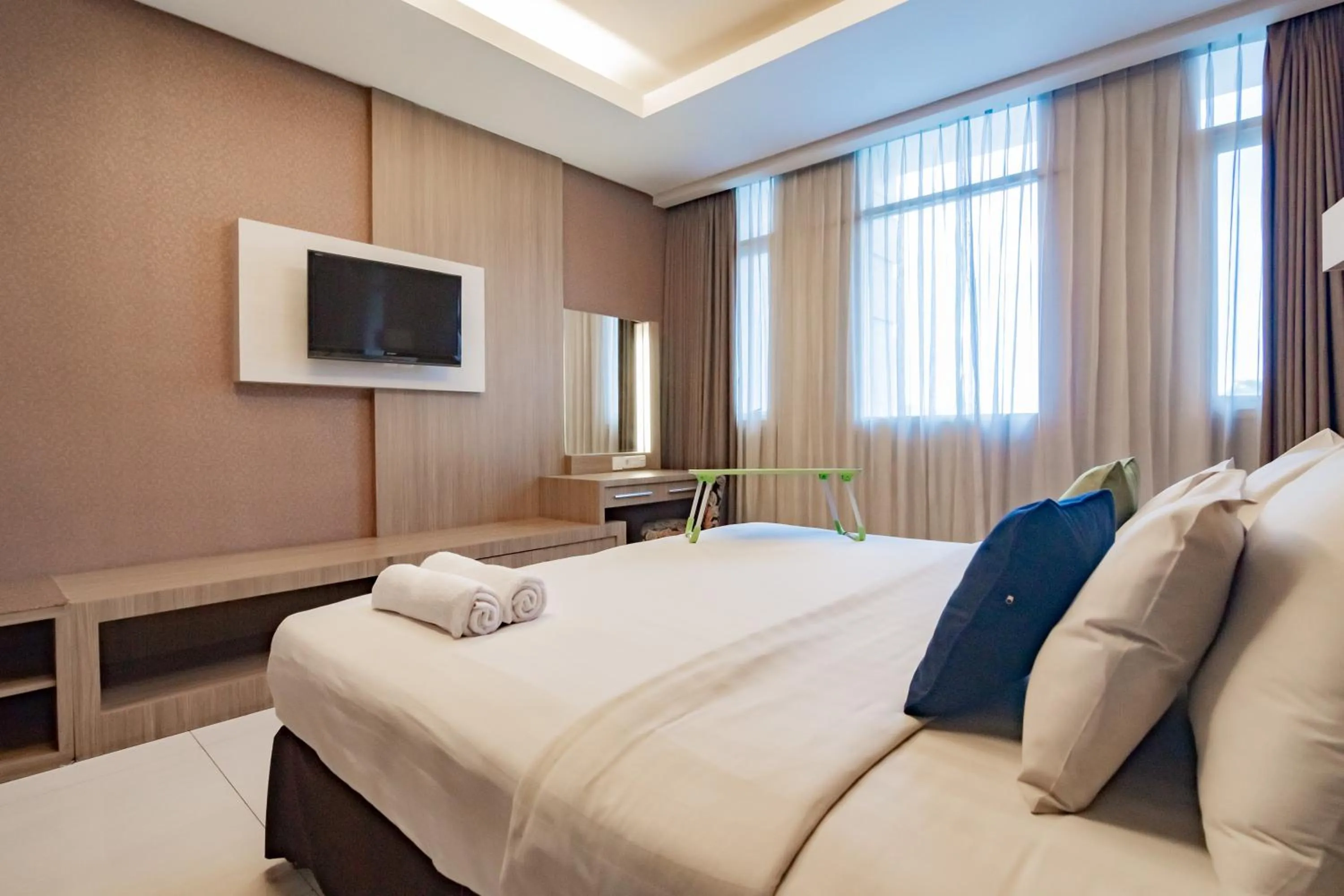 Bedroom, Bed in Urbanview Hotel Newton Riau Bandung by RedDoorz
