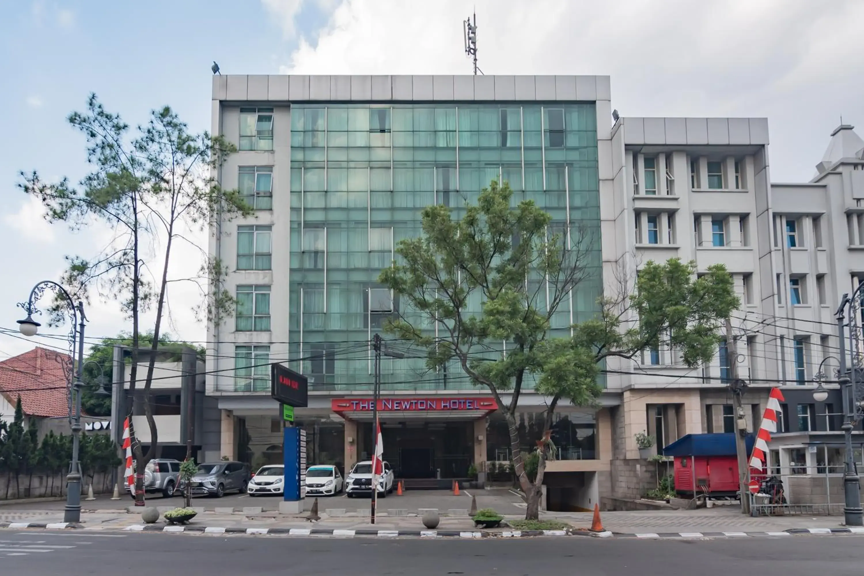 Property building in Urbanview Hotel Newton Riau Bandung by RedDoorz Property building in Urbanview Hotel Newton Riau Bandung by RedDoorz