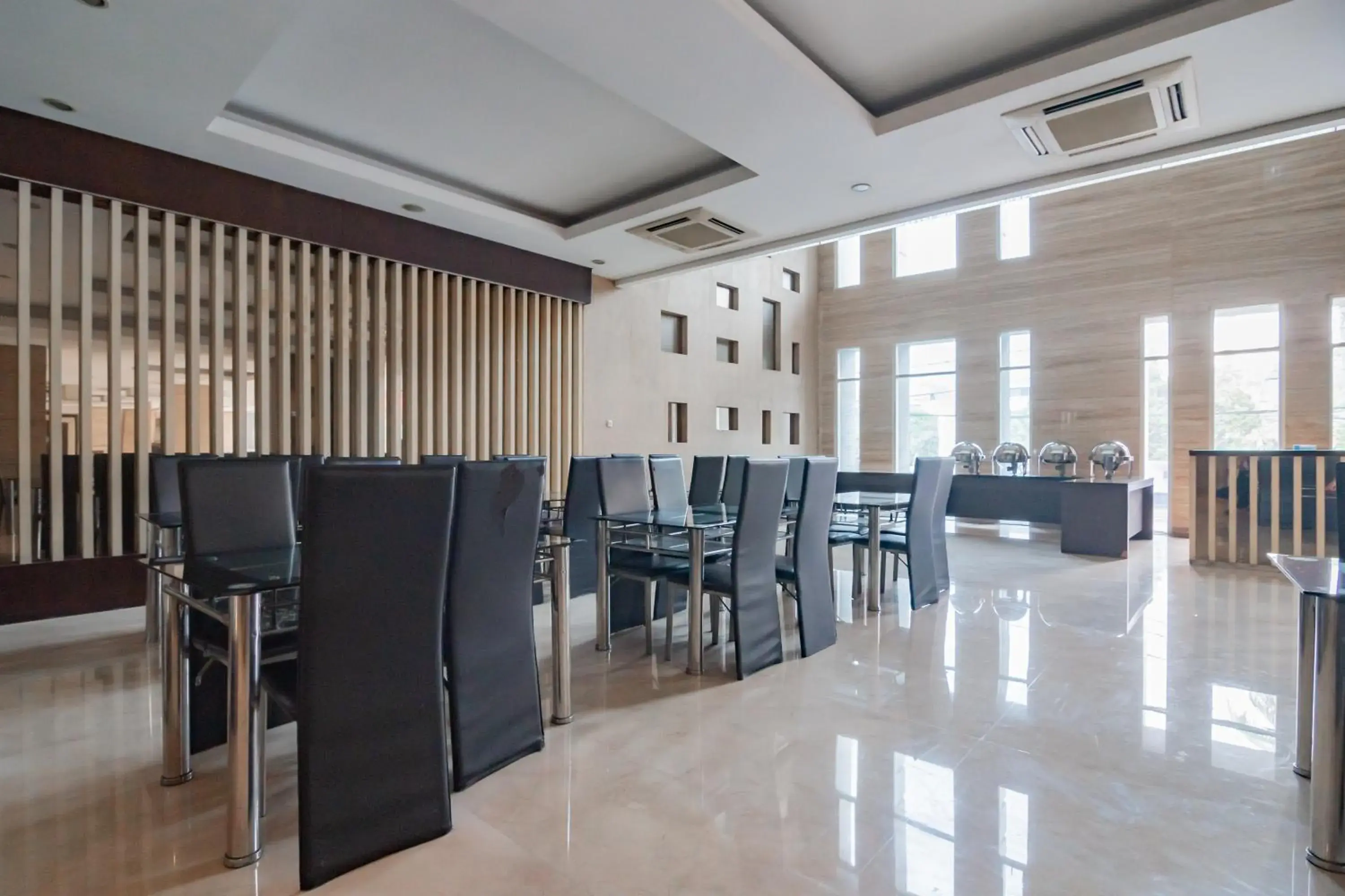 Lounge or bar in Urbanview Hotel Newton Riau Bandung by RedDoorz Lounge or bar in Urbanview Hotel Newton Riau Bandung by RedDoorz
