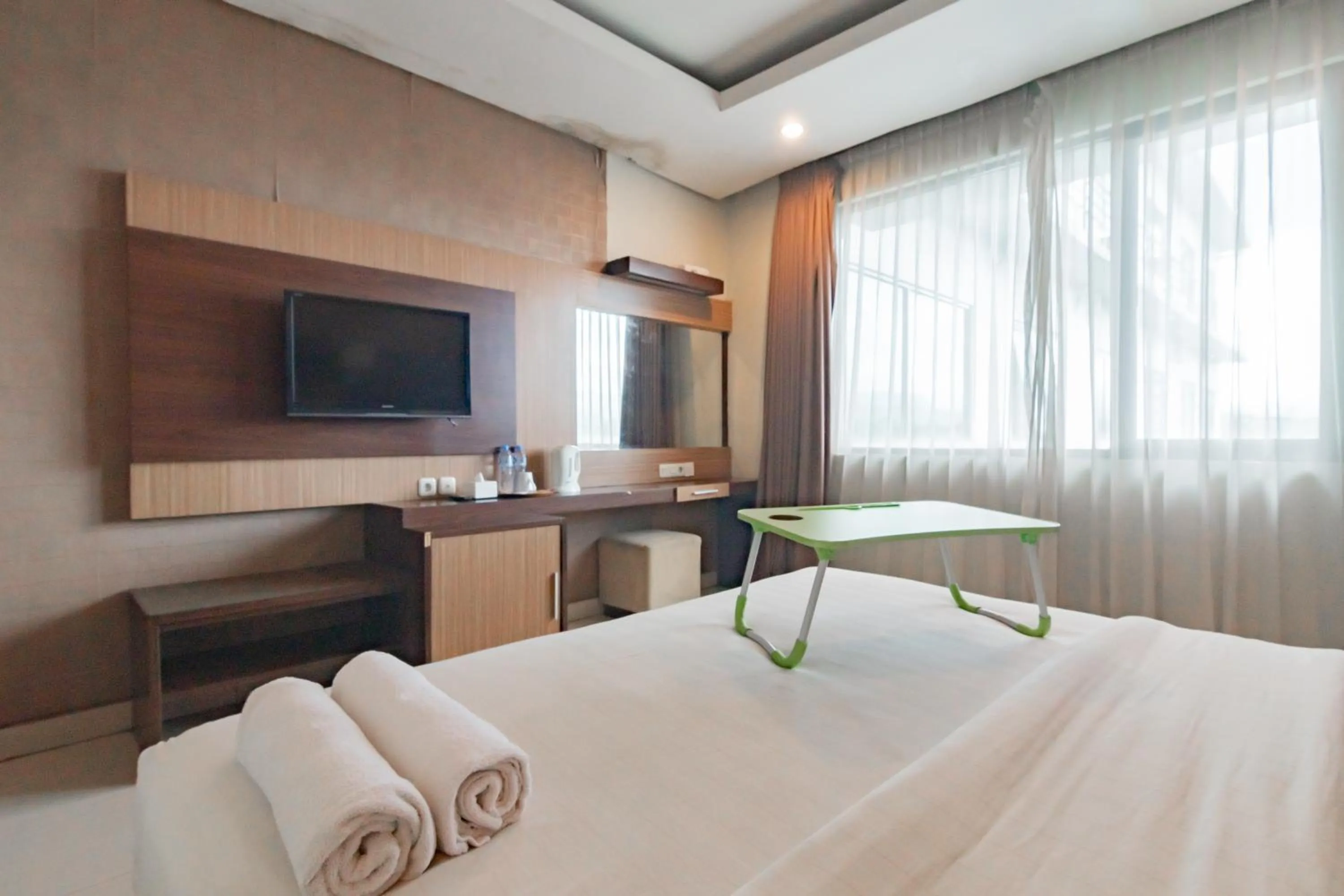 Bedroom, Bed in Urbanview Hotel Newton Riau Bandung by RedDoorz