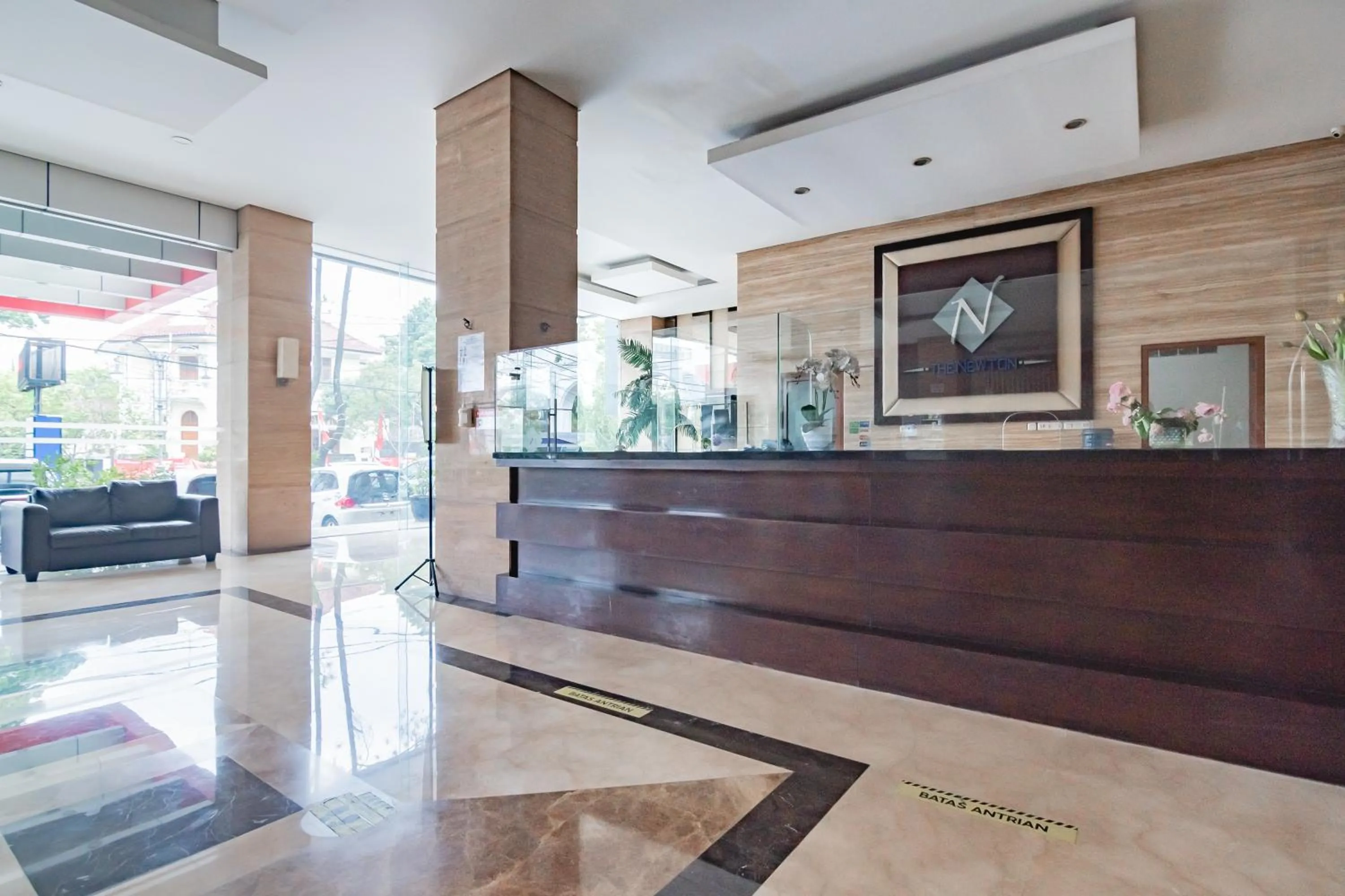 Lobby or reception in Urbanview Hotel Newton Riau Bandung by RedDoorz