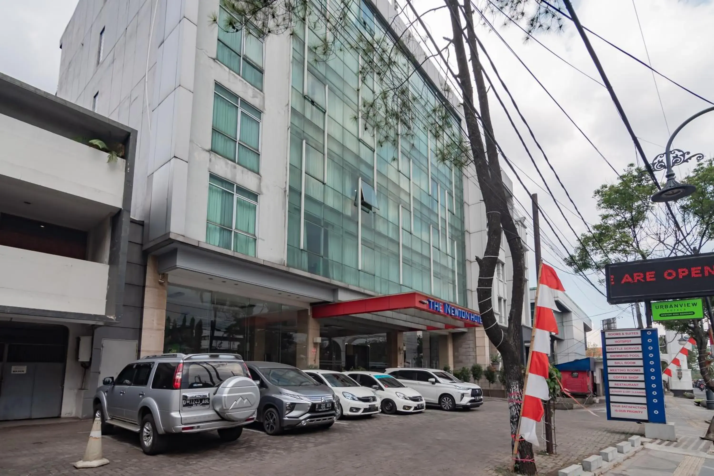 Property building in Urbanview Hotel Newton Riau Bandung by RedDoorz Property building in Urbanview Hotel Newton Riau Bandung by RedDoorz
