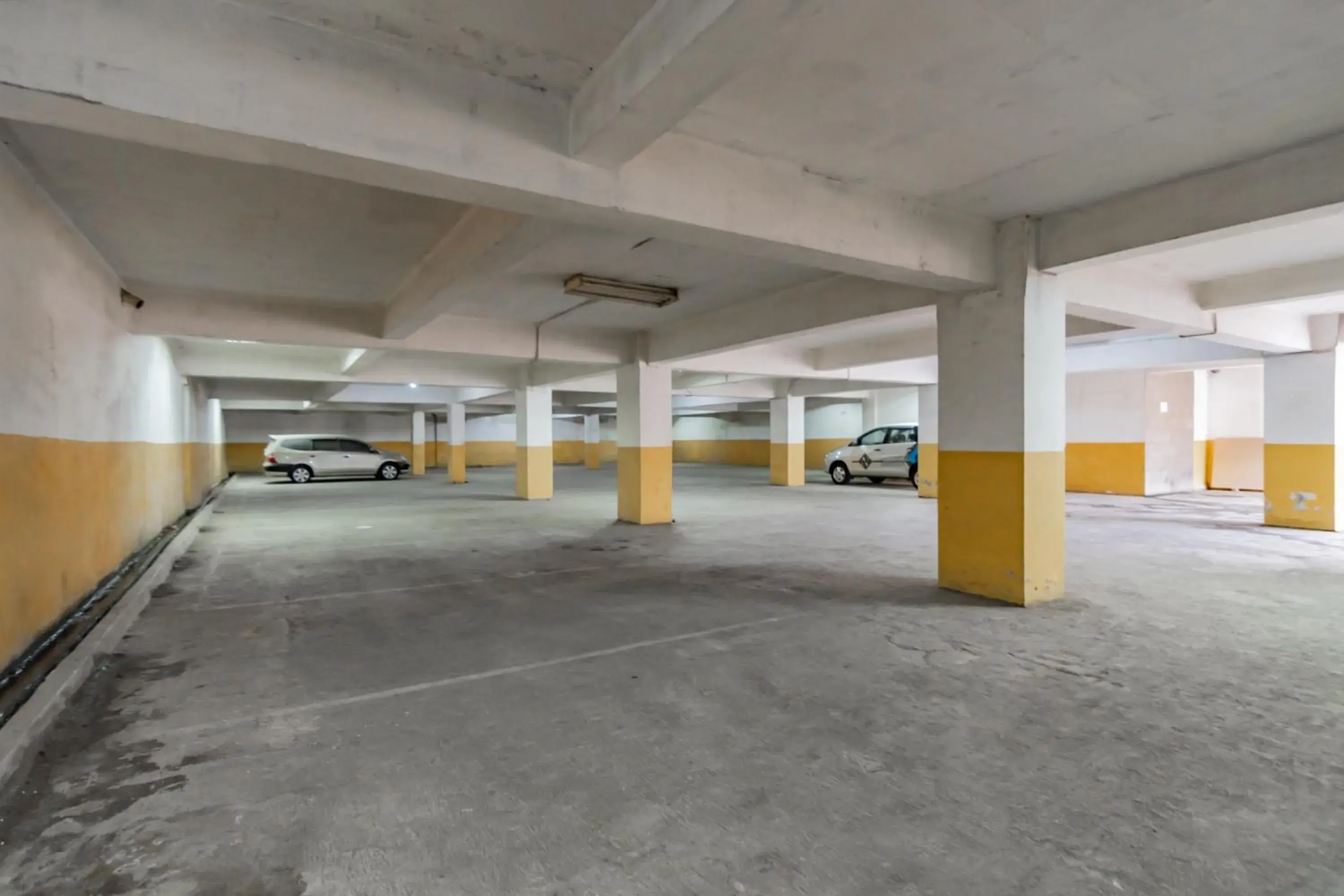 Parking in Urbanview Hotel Newton Riau Bandung by RedDoorz Parking in Urbanview Hotel Newton Riau Bandung by RedDoorz