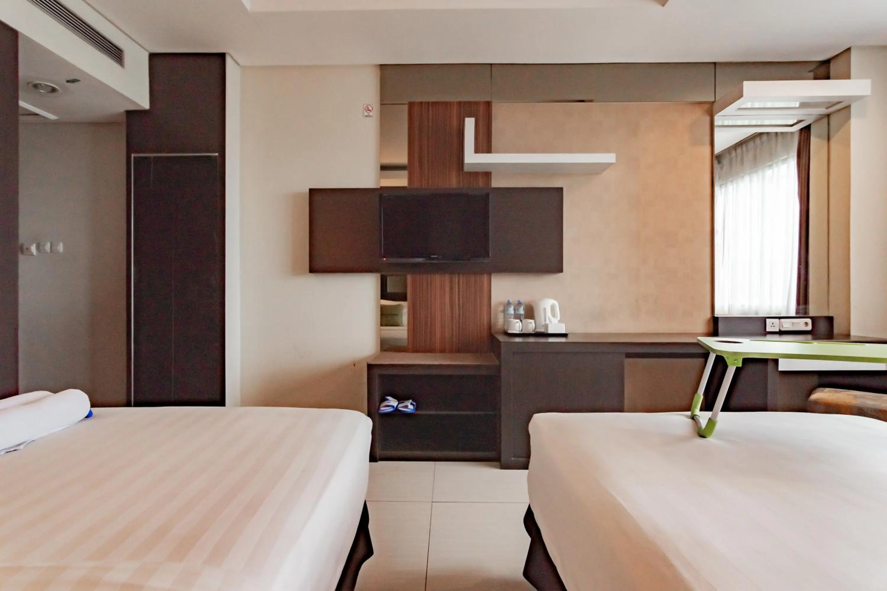 Bedroom, Bed in Urbanview Hotel Newton Riau Bandung by RedDoorz