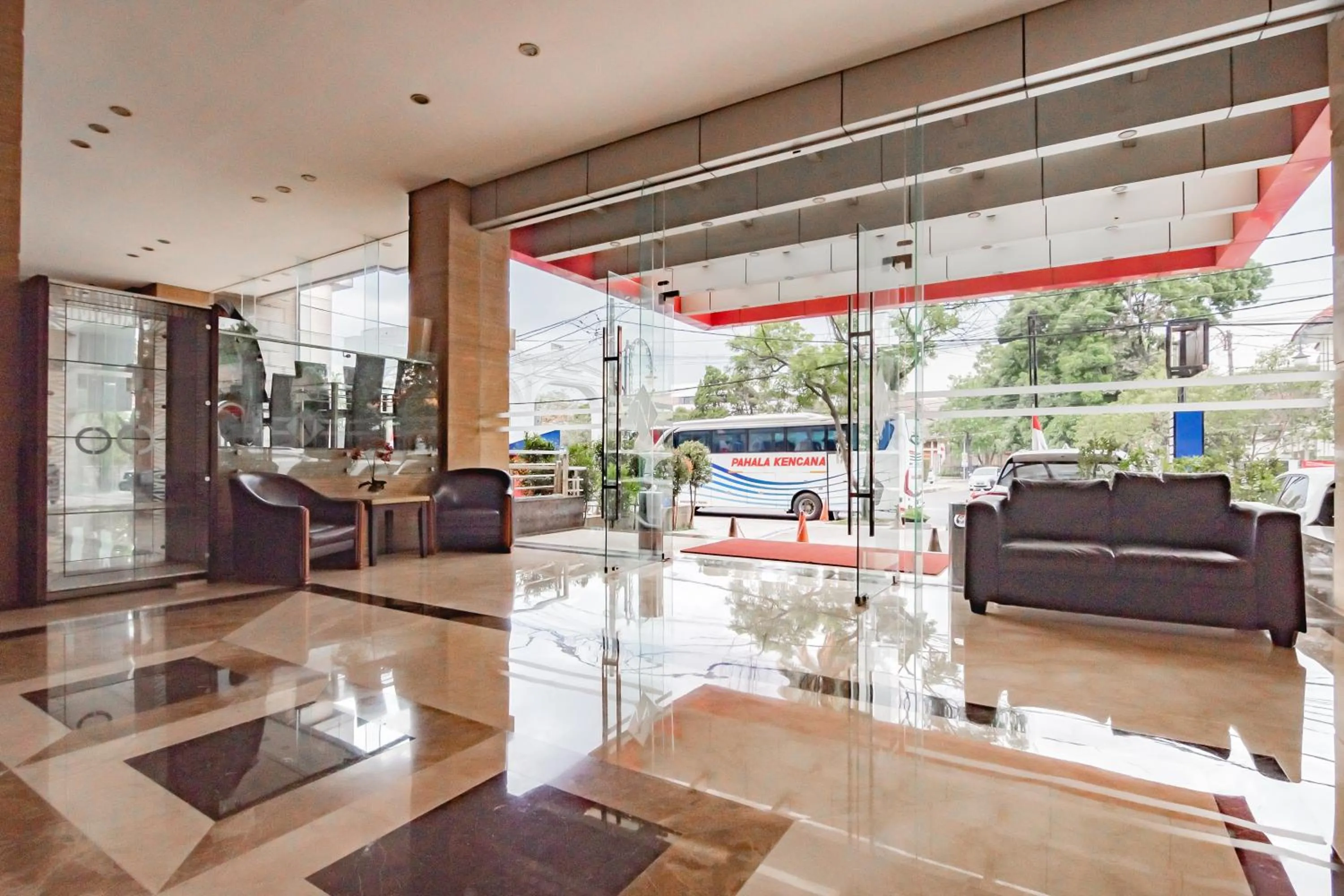 Lobby or reception in Urbanview Hotel Newton Riau Bandung by RedDoorz