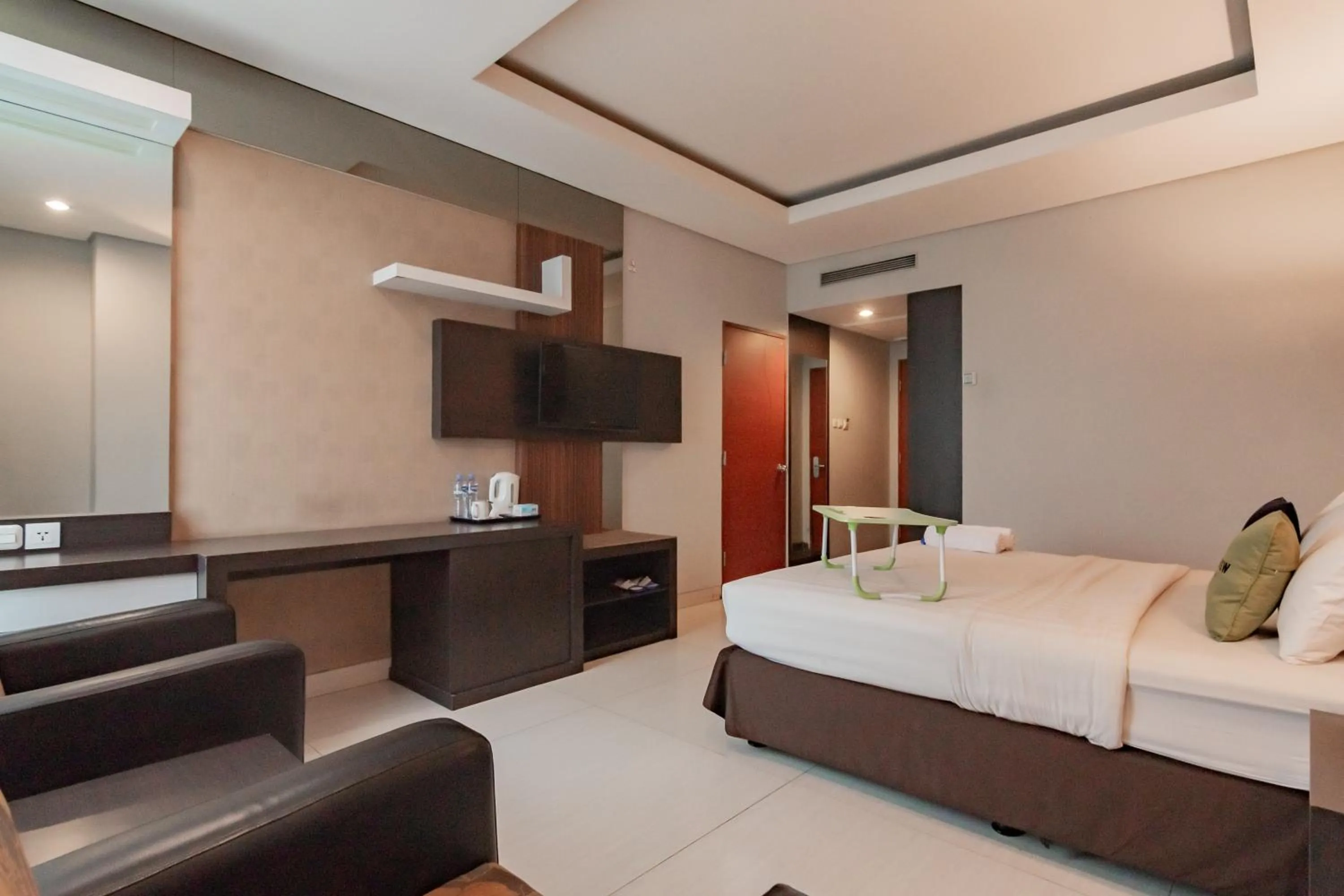 Bedroom, Bed in Urbanview Hotel Newton Riau Bandung by RedDoorz