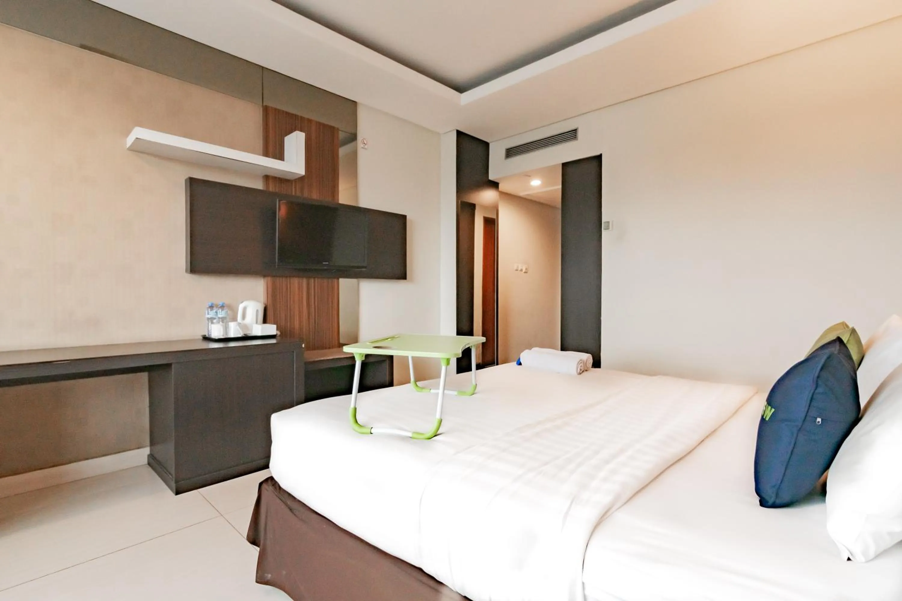Bedroom, Bed in Urbanview Hotel Newton Riau Bandung by RedDoorz