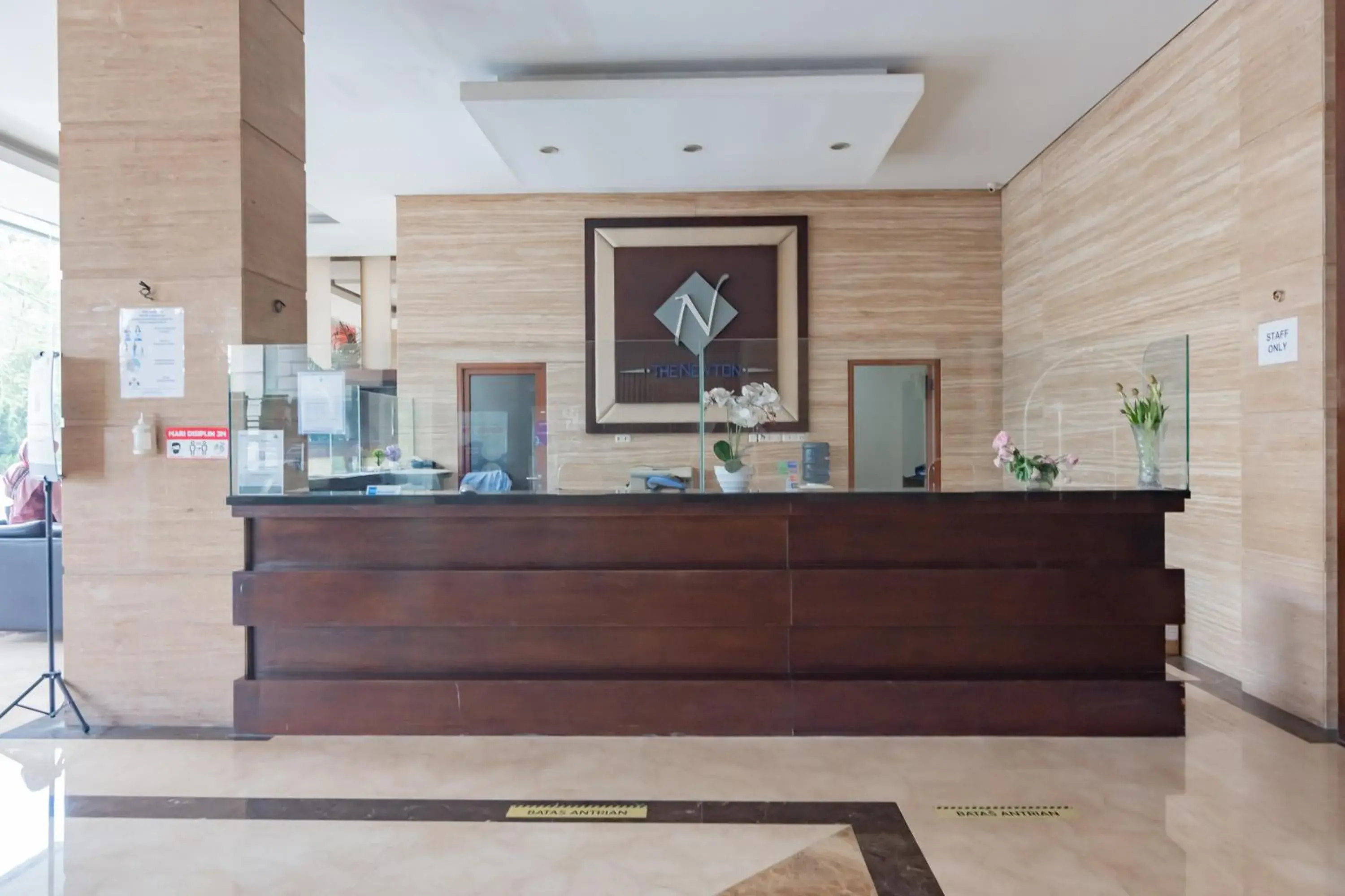 Lobby or reception in Urbanview Hotel Newton Riau Bandung by RedDoorz Lobby or reception in Urbanview Hotel Newton Riau Bandung by RedDoorz