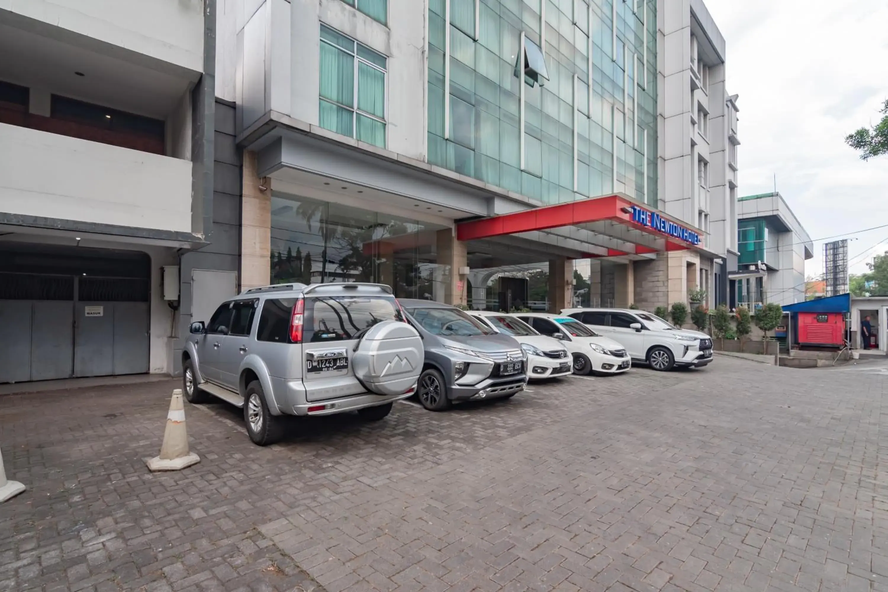 Property building in Urbanview Hotel Newton Riau Bandung by RedDoorz Property building in Urbanview Hotel Newton Riau Bandung by RedDoorz