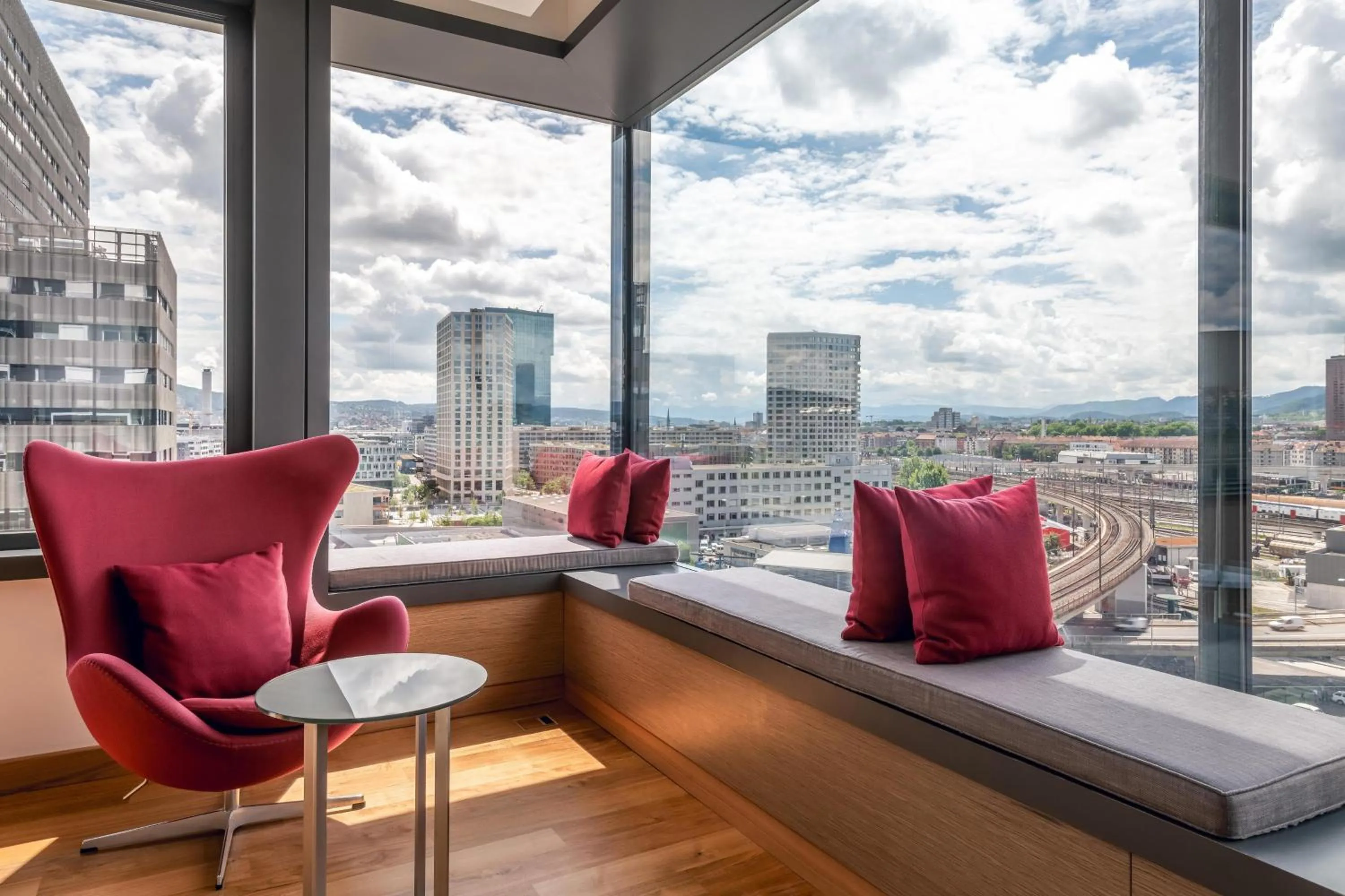 Executive Suite with separated Livingroom and Club Lounge Access in Sheraton Zürich Hotel