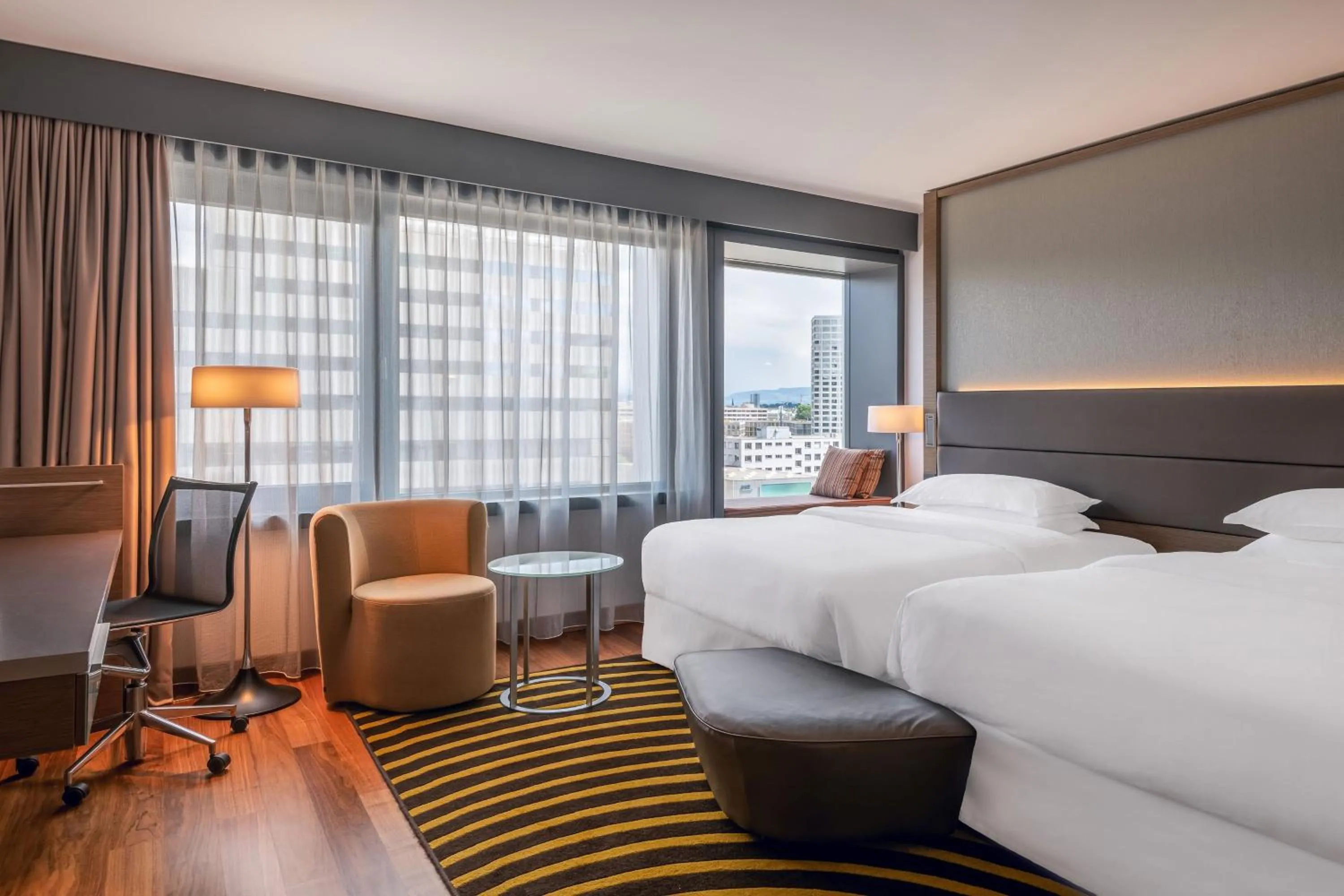 Photo of the whole room, Bed in Sheraton Zürich Hotel