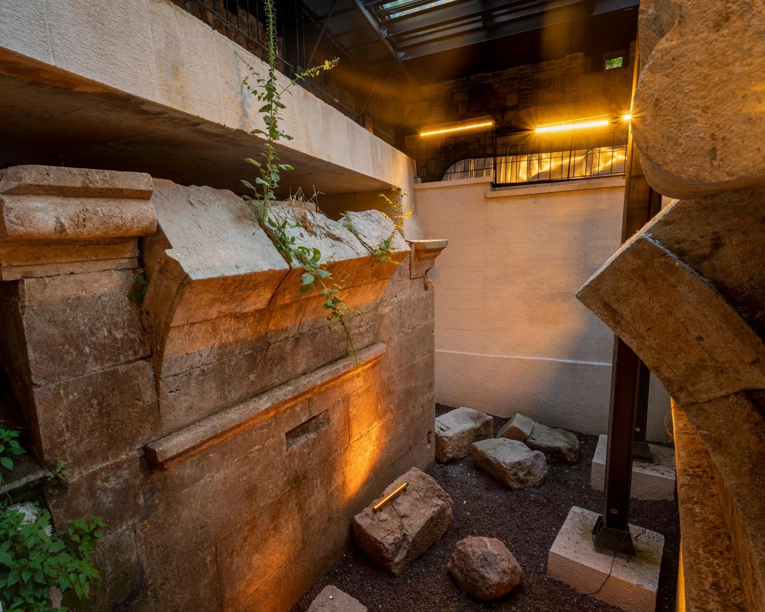 Restaurant/places to eat in WOO Town Suites