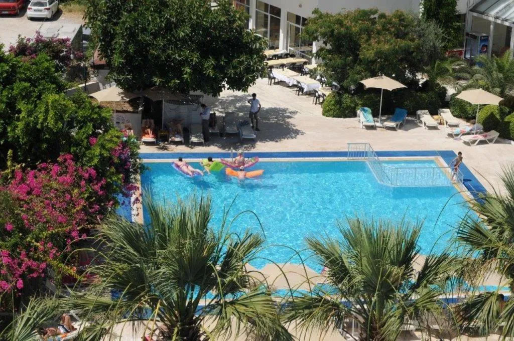Swimming pool in Sonnen Hotel