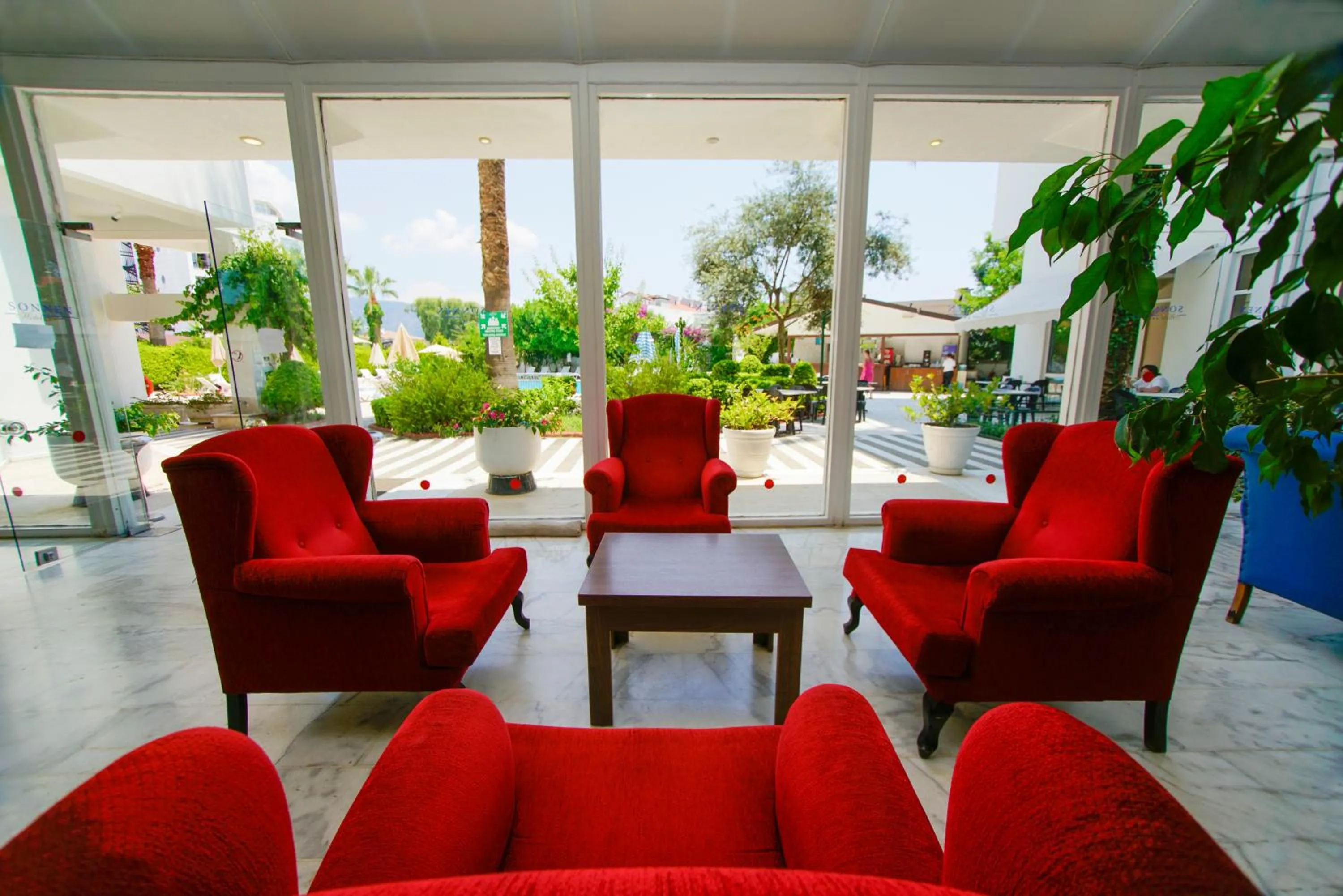 Seating area in Sonnen Hotel