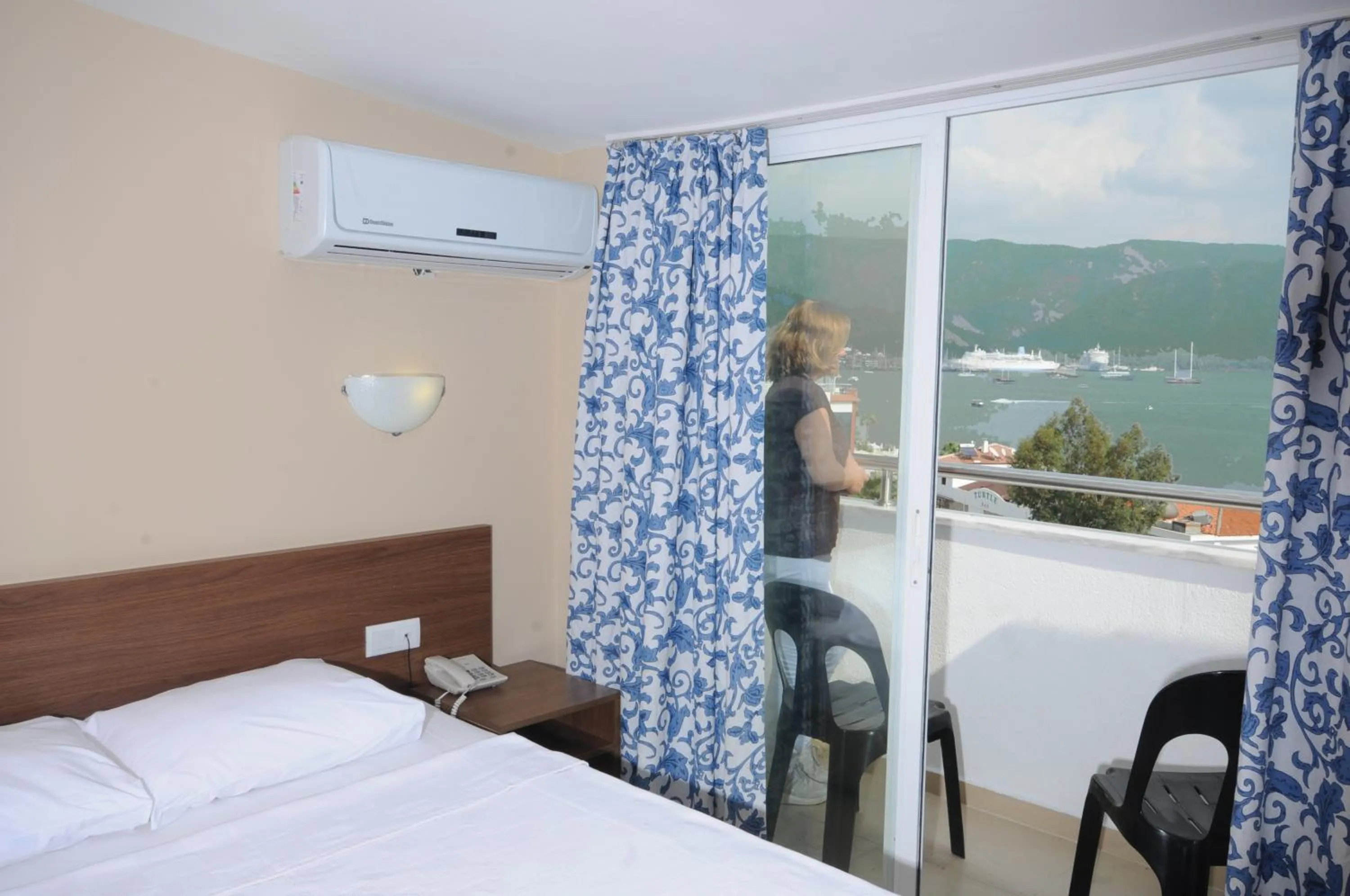 Balcony/Terrace, Bed in Sonnen Hotel
