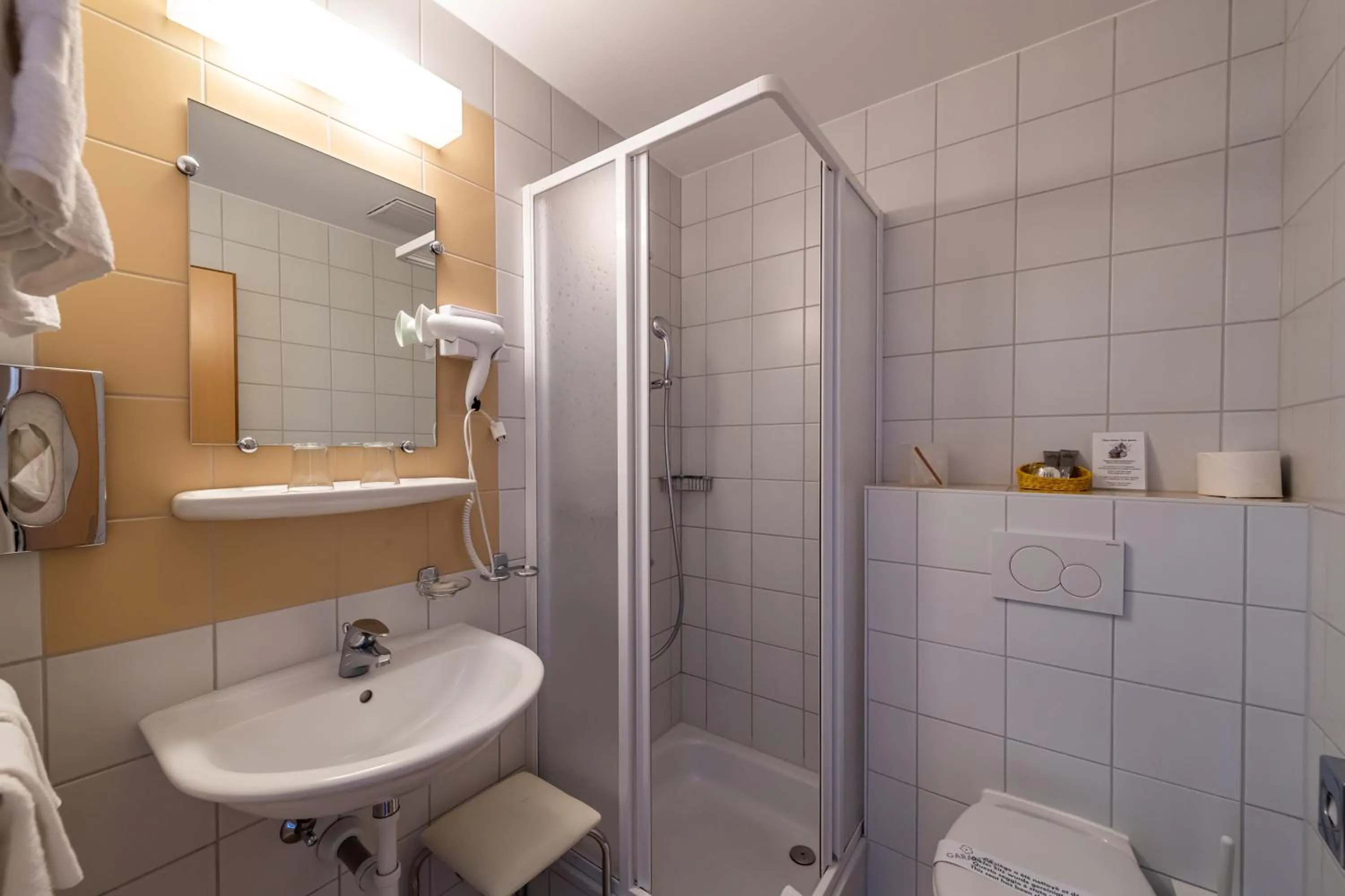 Shower in Hôtel Bon Rivage