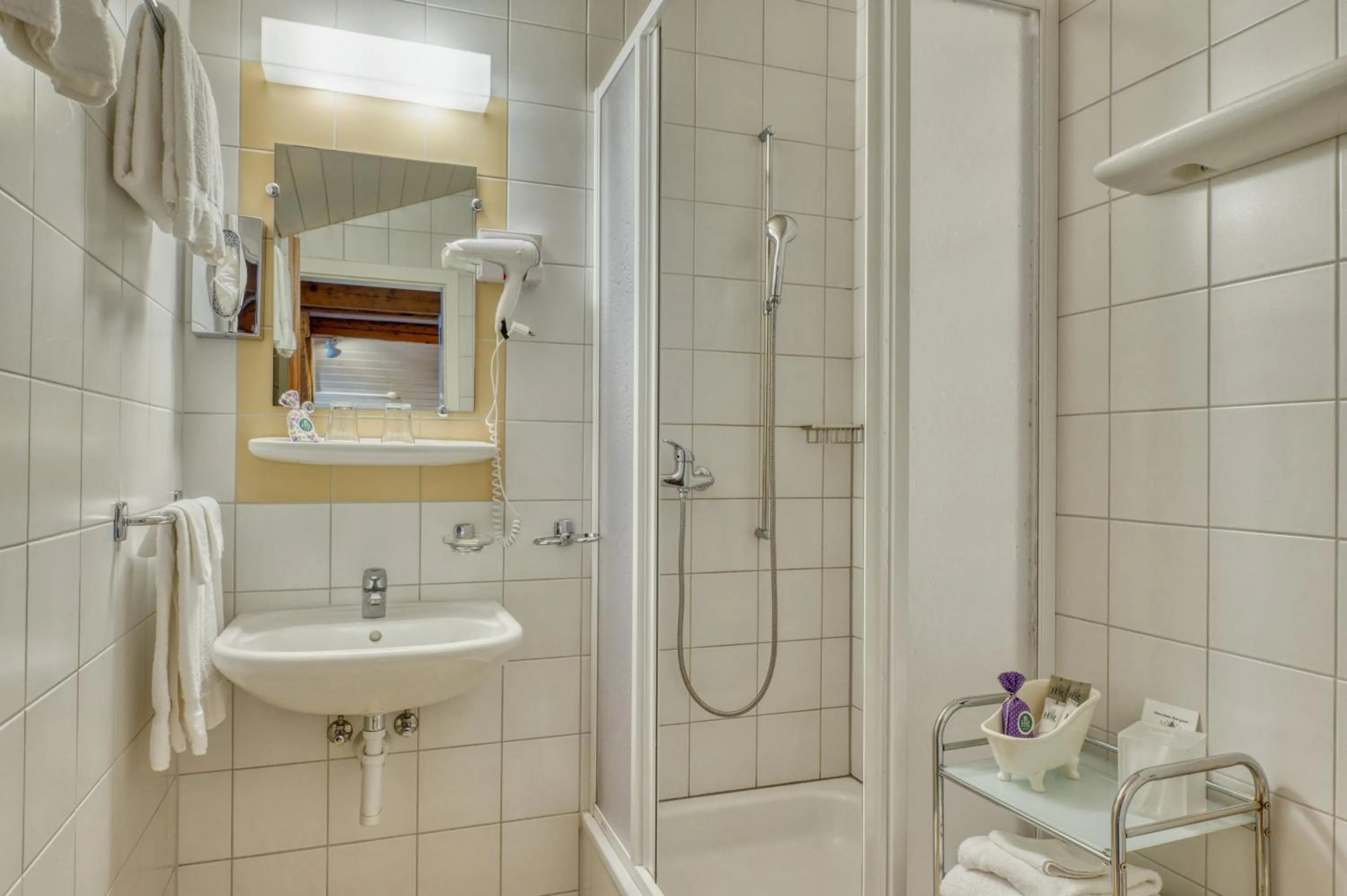 Shower in Hôtel Bon Rivage