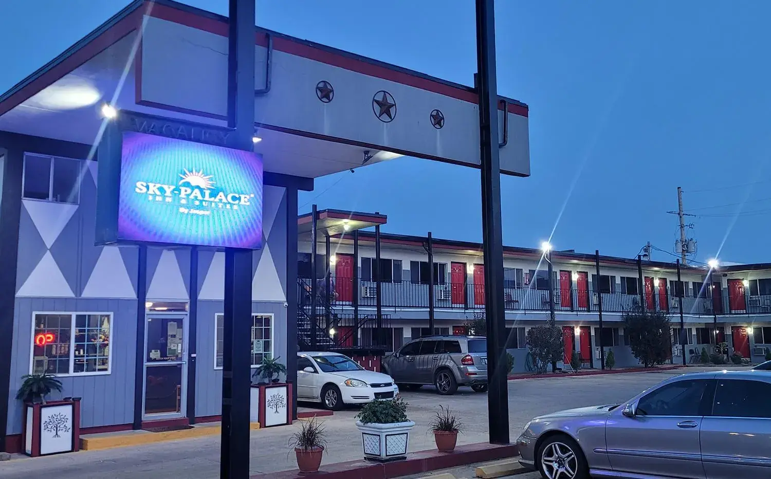 Property building in Sky-Palace Inn & Suites Hutchinson Property building in Sky-Palace Inn & Suites Hutchinson